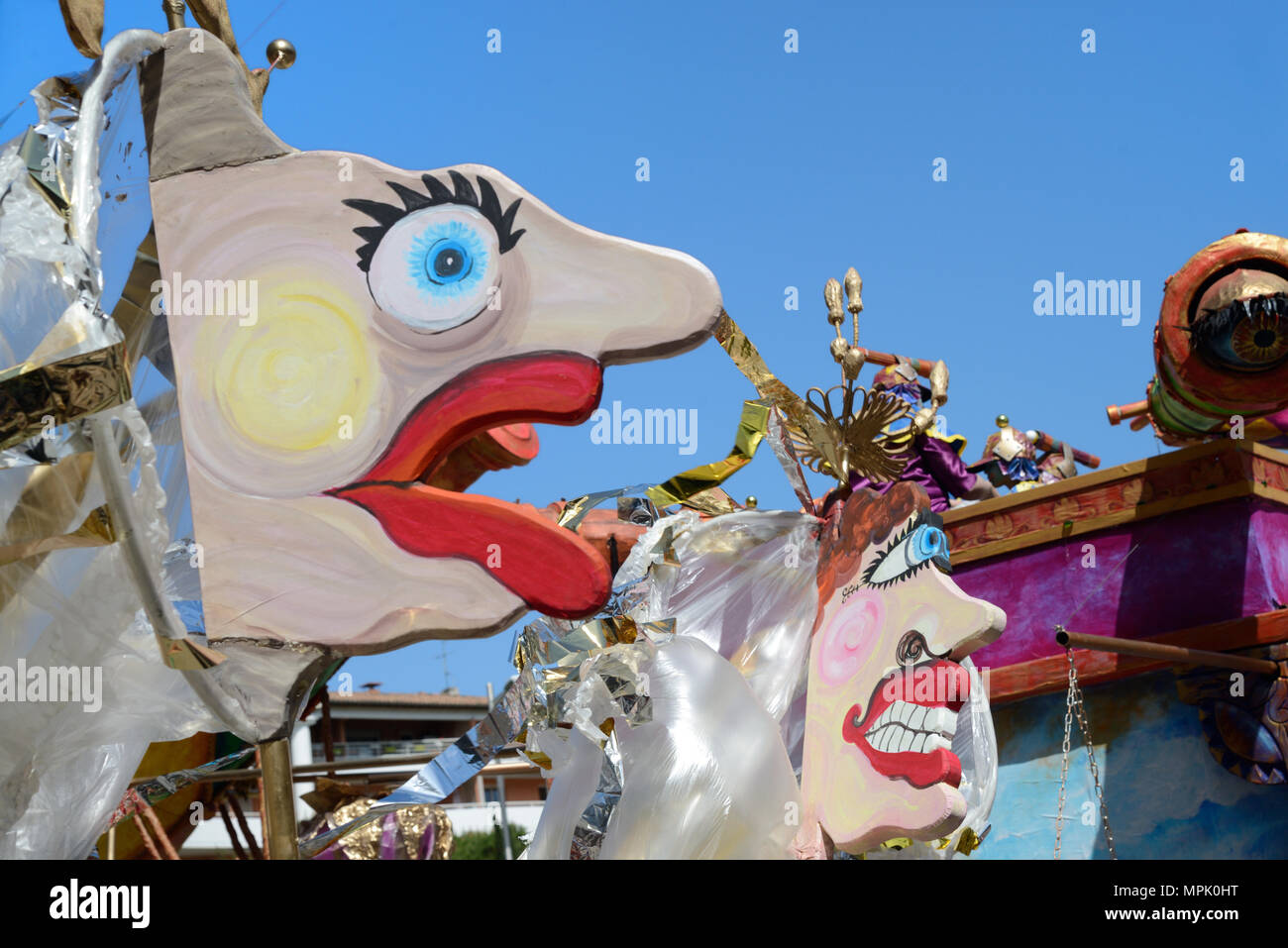 Karneval Float mit Stilisierten Männliche & weibliche Gesichter oder riesige Marionetten an Spring Carnival Aix-en-Provence Provence Frankreich Stockfoto