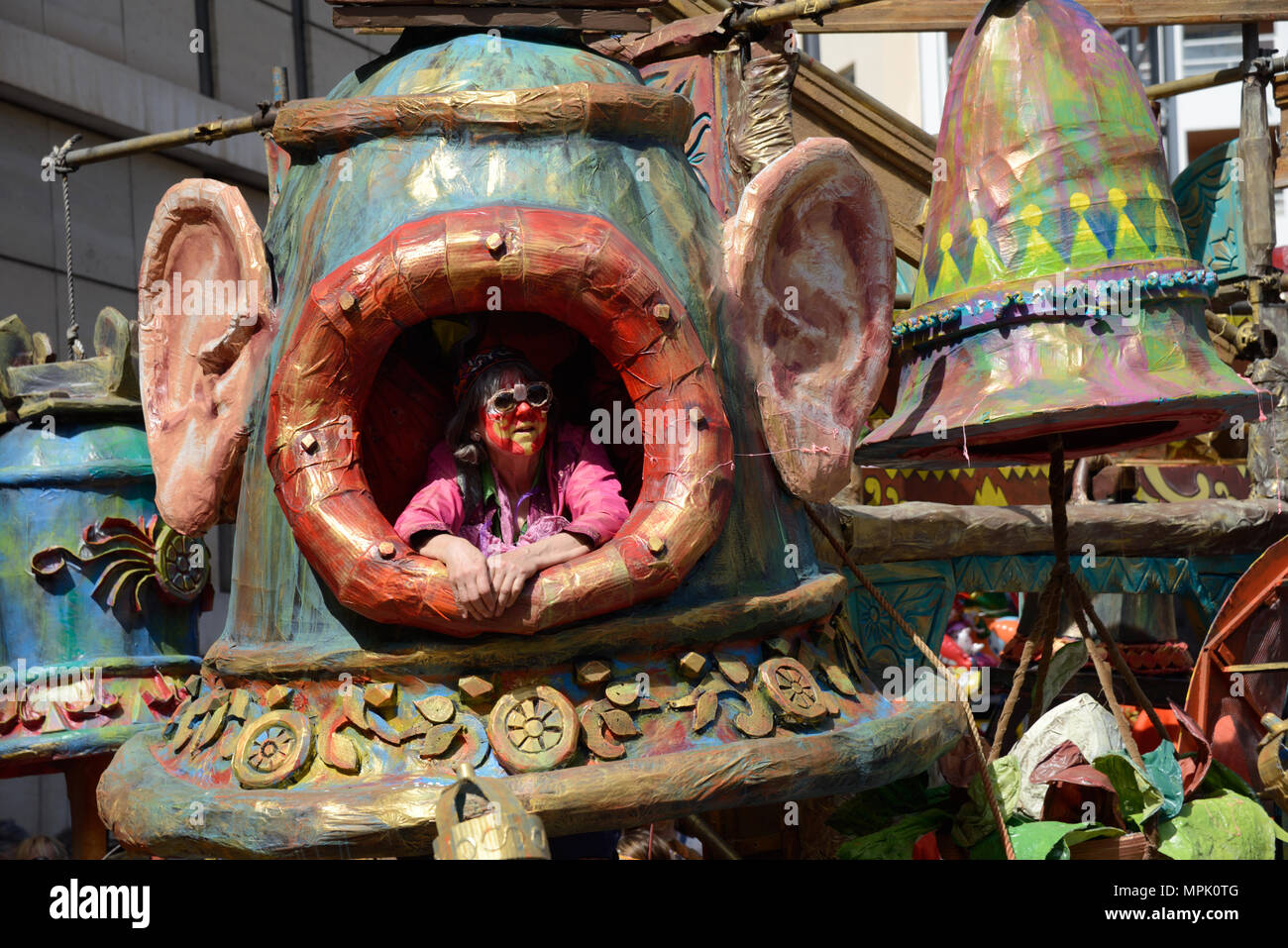 Karneval Float mit riesigen Ohren und Clown am Spring Carnival Aix-en-Provence Provence Frankreich Stockfoto