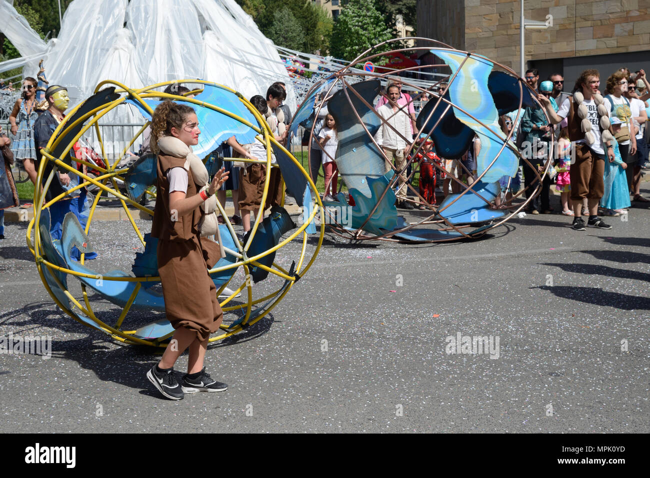 Karnevalisten Push riesige Globen in einer Straße Prozession während der jährlichen Spring Carnival Aix-en-Provence Provence Frankreich Stockfoto