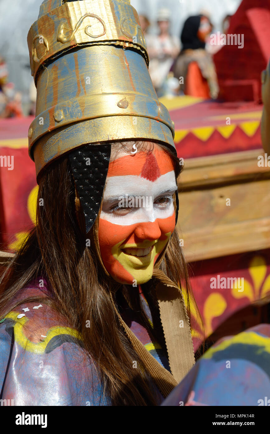 Kostümierte Festivalbesucher mit Make-Up Gesicht Farbe auf der jährlichen Frühjahrstagung des Karneval Aix-en-Provence Provence Frankreich Stockfoto