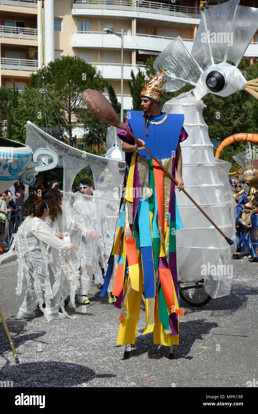 Riese in Kostüm oder Mann auf Stelzen am Spring Carnival Aix-en-Provence Provence Frankreich Stockfoto