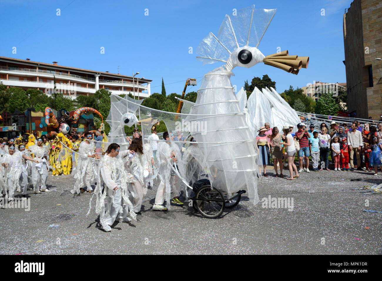 Karneval Float in der Form eines mythischen Vogel-ähnlichen Kreatur auf die Räder der alten Kinderwagen an der Spring Carnival Aix-en-Provence Provence Frankreich Stockfoto