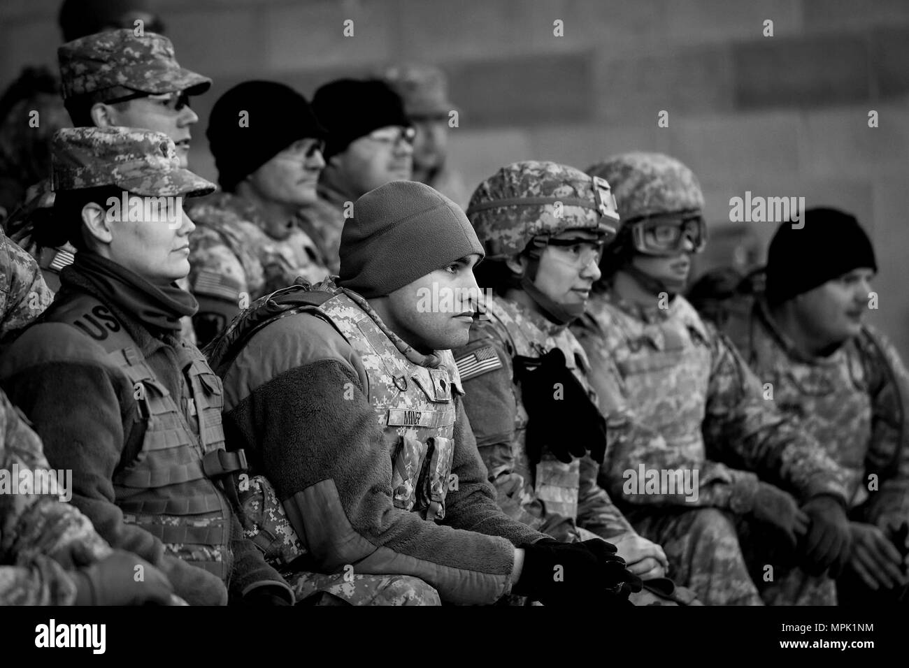 Fahrzeug schießwesen Besatzungen sind unterrichtet, die die erste Armee Master Gunners vor einer Nacht live-fire Schießwesen Qualifizierung während der Operation Cold Steel Übung am Fort McCoy, Wisconsin, März 20, 2017 durchgeführt. Betrieb Cold Steel wird zunächst der US-Armee finden große Live-Fire Training und Crew - Serviert Waffen Qualifizierung und Validierung. Cold Steel spielt eine entscheidende Rolle bei der Sicherstellung, dass America's Army Reserve Einheiten und Soldaten ausgebildet sind und bereit, auf kurze bereitstellen - Bekanntmachung und bekämpfen - bereit und tödlichen Feuerkraft zur Unterstützung der gesamten Armee und der gemeinsamen Kraft Partner überall Ich Stockfoto