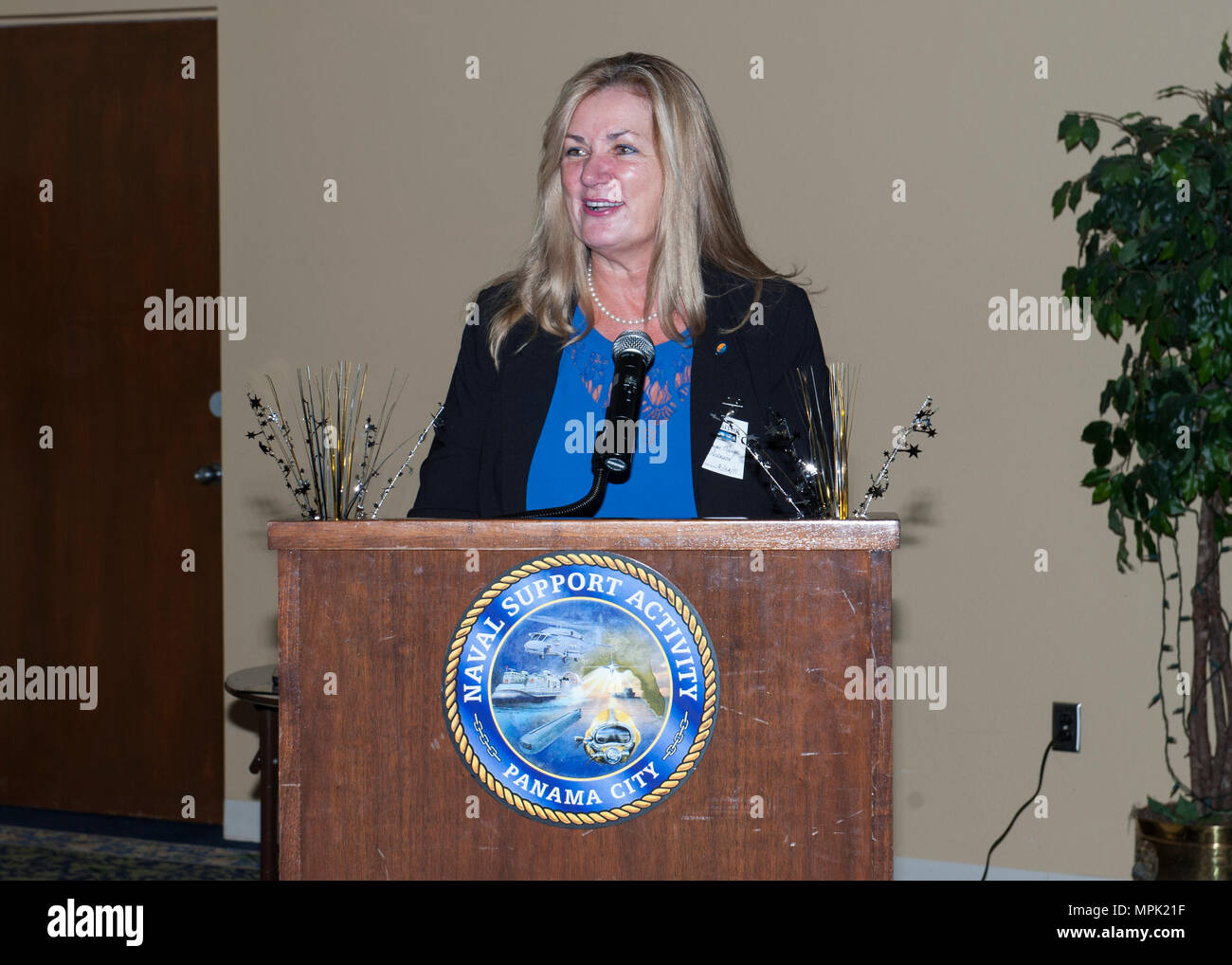 PANAMA CITY, Florida - Stadt Eschwege Bürgermeister Margo Anderson spricht über die Frauen in Ihrem Leben, dass eine positive und dauerhafte Auswirkungen auf Ihre berufliche Karriere bei Geschichte Naval Surface Warfare Center Panama City Abteilung der Frauen 2017 Ereignis des 22. März 2017 hatte. Us Navy Foto von Eddie Green (Freigegeben) 170322-N-UI 581-040 Stockfoto