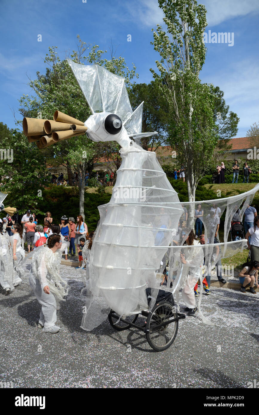 Karneval Float in der Form eines mythischen Vogel Kreatur an der Spring Carnival Aix-en-Provence Provence Frankreich Stockfoto