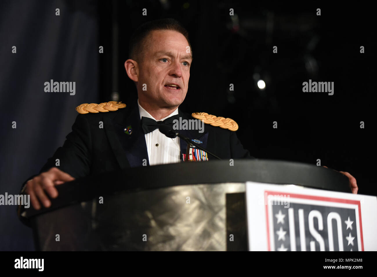 Armee, General Daniel Allyn, stellvertretender Stabschef der Armee, Adressen der USO der 35. jährlichen Metropolregion Washington-Baltimore's Awards Dinner, Arlington, Virginia, 21. März 2017. Senior Berater angeworben und deren Ehepartnern für ihre Beiträge, die unser Land und unsere militärischen geehrt wurden. Die Anerkennung wurde auch zur Ehre aller Senior Berater angeworben, die weltweit und deren Ehegatten. (U.S. Army National Guard Foto von Sgt. 1. Klasse Jim Greenhill) Stockfoto