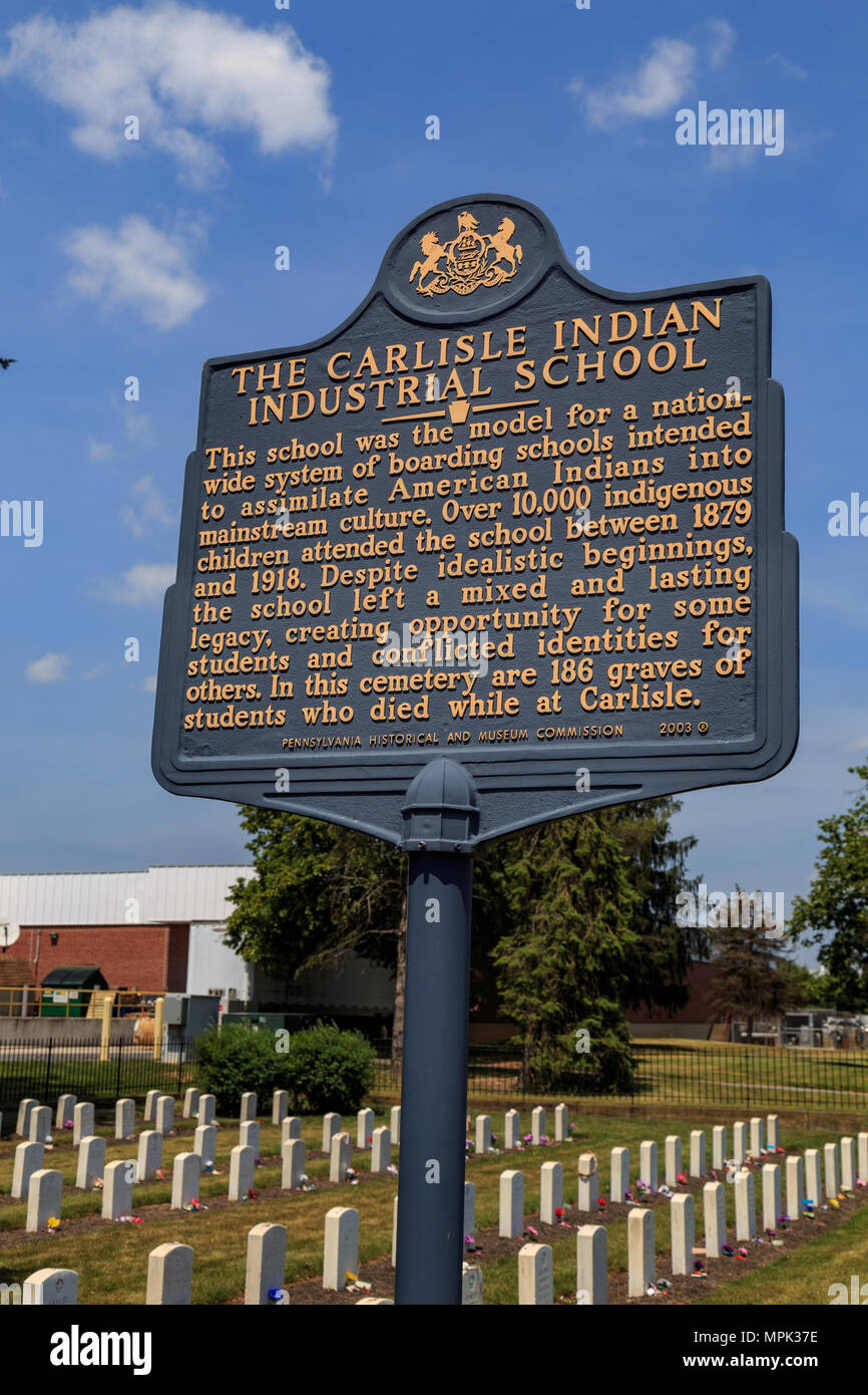 Carlisle, PA, USA - 26. Juni 2016: Die historische Markierung am Grab der gebürtigen Amerikaner, dass die carlisle Indian Industrial School besucht. Stockfoto