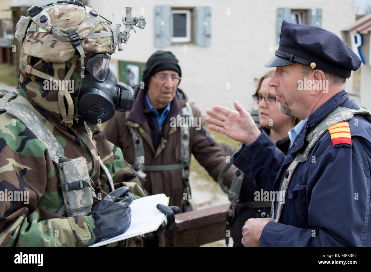 Mitglieder der CBRN-Recce Platoon, 54th Brigade Ingenieur Bataillon, 173Rd air Borne arbeiten mit dem Slowenischen CBRN-Dekontamination, sprechen Sie mit Einheimischen während eines simulierten chemische Kontamination während der Alliierten Geist VI bei Joint Multinational Readiness Center, Hohenfels, Deutschland, 21. März 2017. Allied Geist VI ist eine 7th Army Training Befehl, U.S. Army Europe - Regie multinationale Übung. (U.S. Armee Foto von Sgt. William Frye). Stockfoto