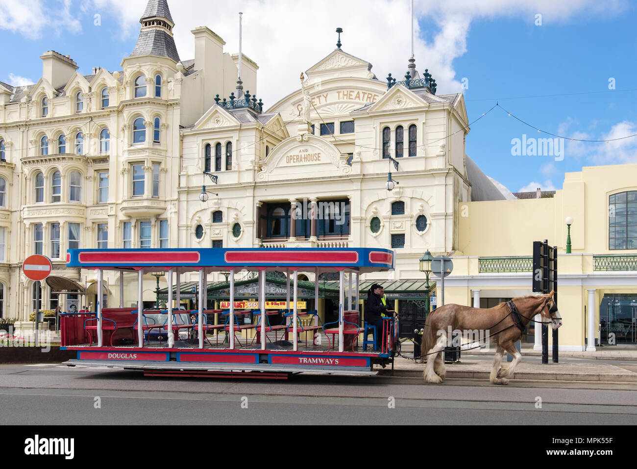 Pferd Straßenbahn vorbei an der Gaiety Theater und Oper. Harris Promenade, Douglas, Isle of Man, Britische Inseln Stockfoto