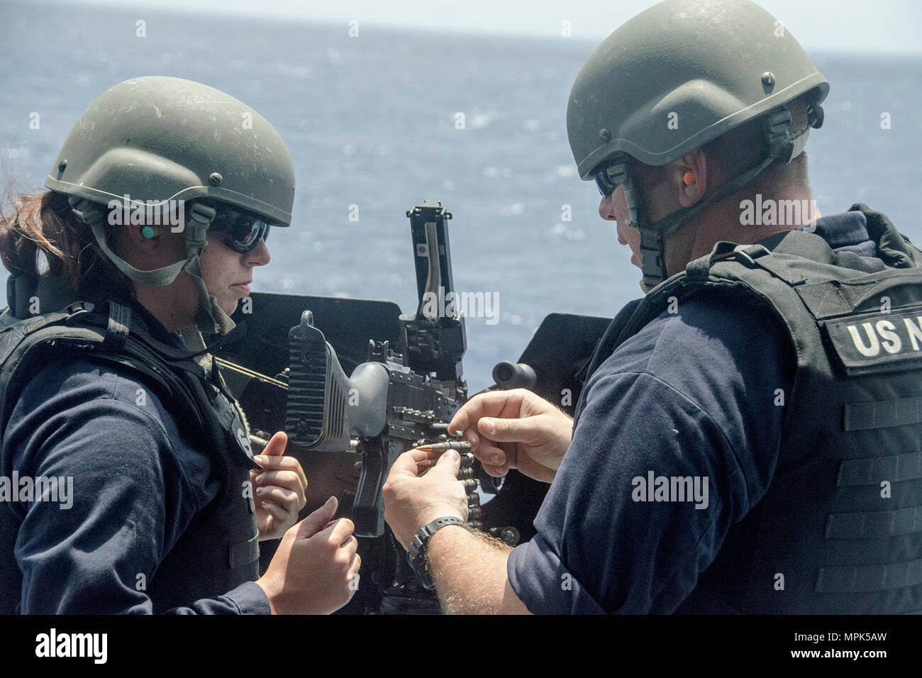 170320-N-YM 720-576 PAZIFISCHEN OZEAN (20. März 2017) Chief's Gunner Mate Christopher Cruz, zum U-Boot Tender USS Frank Kabel zugewiesen (40), zeigt Engineman Feuerwehrmann Bretagne Randall, wie man richtig die M240B machine gun Last während Waffen - Handling Training auf dem Achterdeck Quarterdeck, März 20. Frank Kabel, auf dem Weg nach Portland, Erz für ihre trockendock Phase Wartung Verfügbarkeit, führt die Wartung und unterstützt u-Boote und Überwasserschiffe eingesetzt die Indo-Asia-Pazifik-Region. (U.S. Marine Foto von Mass Communication Specialist 2. Klasse allen Michael McNair/Freigegeben) Stockfoto