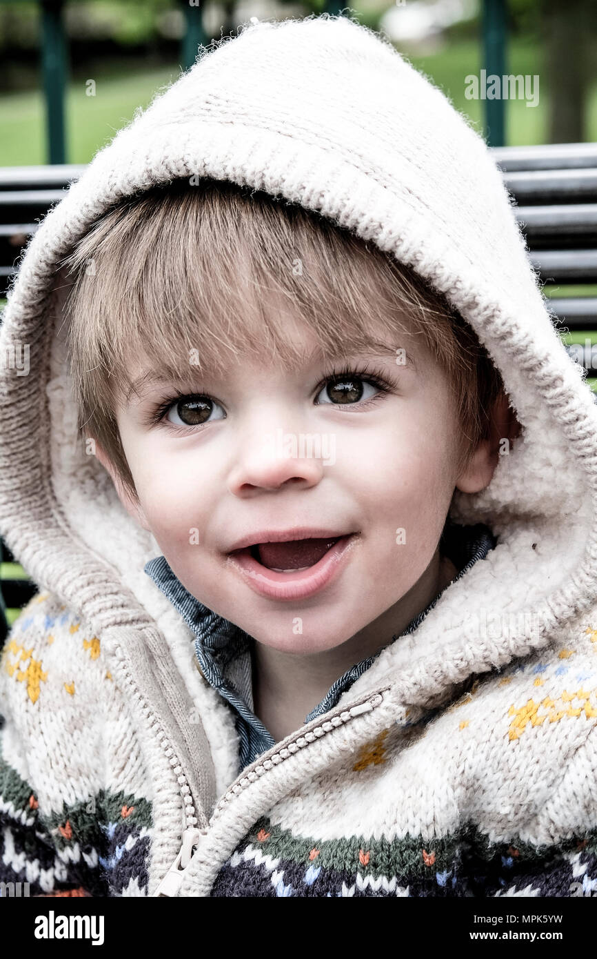 Ein Junge im Alter von 18 Monate alt, gekleidet in einem hooded Cardigan mit der Haube Stockfoto
