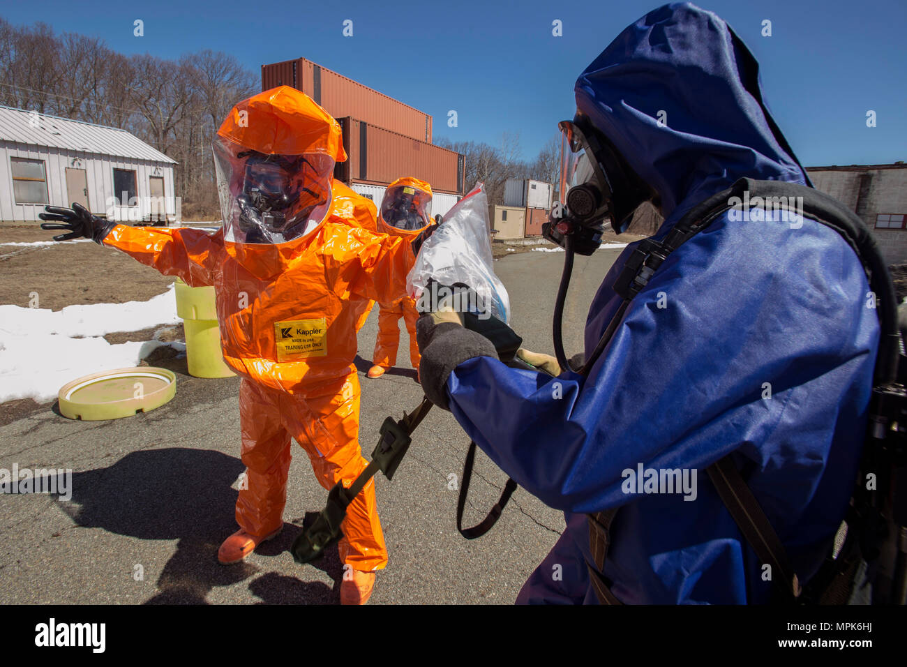 Ein Picatinny Arsenal Feuerwehrmann, rechts, Kontrollen New Jersey National Guard 21 Massenvernichtungswaffen Destruction-Civil Support Team Strike Team Mitglied Sgt. Joe Bercovic's Beweis Tasche für Lecks während einer Übung mit dem Picatinny Arsenal Feuerwehr am New Jersey Homeland Defense Homeland Security Center am Picatinny Arsenal, N. J., März 23, 2017. Das 21 WMD-CST ist eine gemeinsame Einheit aus New Jersey National Guard Soldaten und Piloten, deren Aufgabe es ist, die zivilen Autoritäten durch die Identifizierung von chemischen, biologischen, radiologischen und nuklearen Stoffen entweder in man-made oder Natura Stockfoto