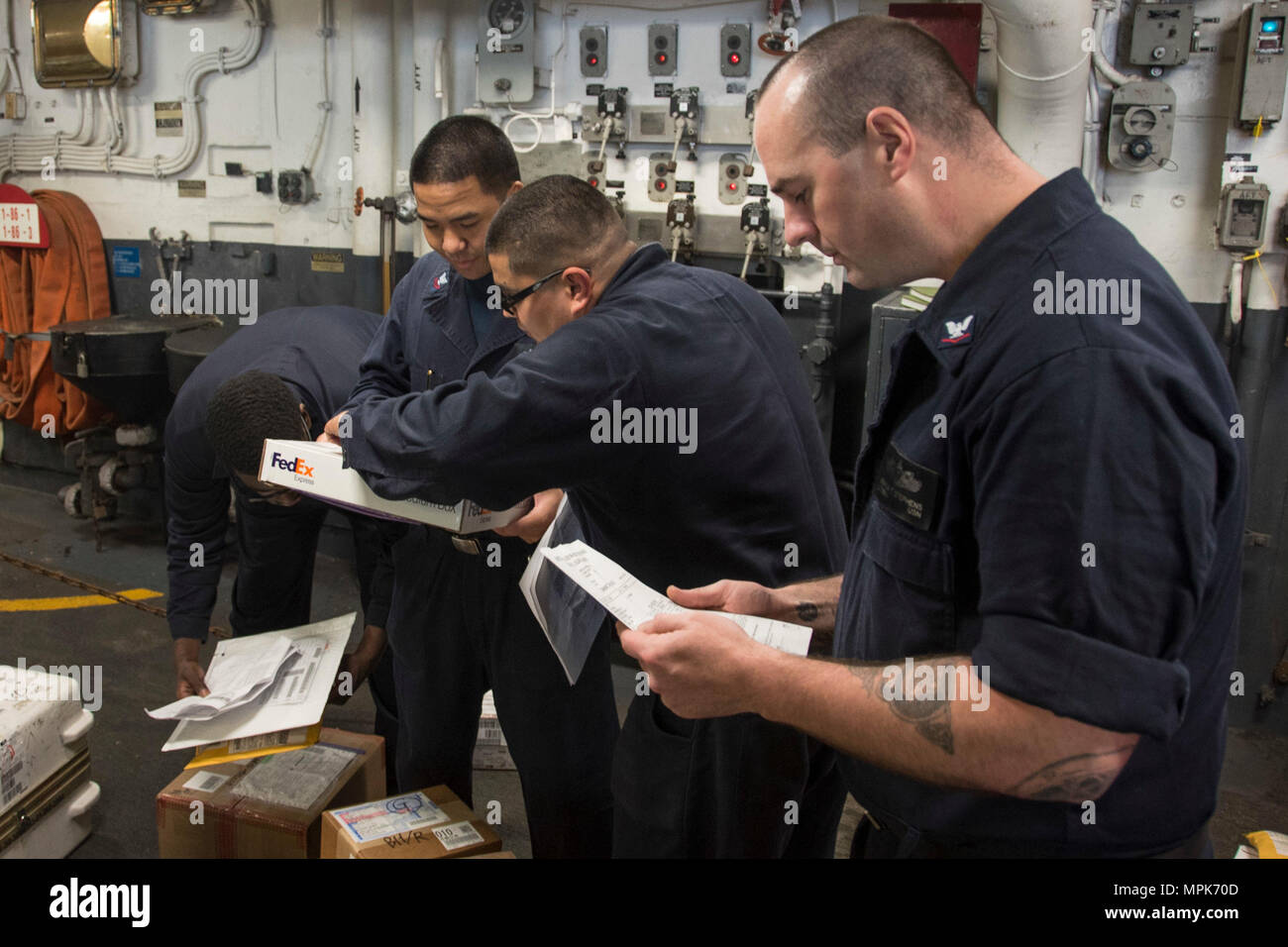 170321-N-XT 039-084 philippinischen Meer (März 21, 2017) von rechts, Logistik Spezialist 3. Klasse Josua Stephens, von Dry Ridge, Ky., Logistik Spezialist 2. Klasse Paul Ruiz-Esparza, aus San Jose, Calif., Logistik Spezialist 2. Klasse David Sacdal, aus San Francisco, und Fachkraft für Lagerlogistik 2. Klasse Justin Brown, von Jackson, Fräulein, separate Netzteile für die Perspektive der Arbeit mitten im Hangar Bucht von Amphibisches Schiff USS BONHOMME RICHARD (LHD6). Bonhomme Richard, dem Flaggschiff der Bonhomme Richard Expeditionary Strike Group, mit Eingeschifft 31 Marine Expeditionary Unit (MEU) auf ein Stockfoto