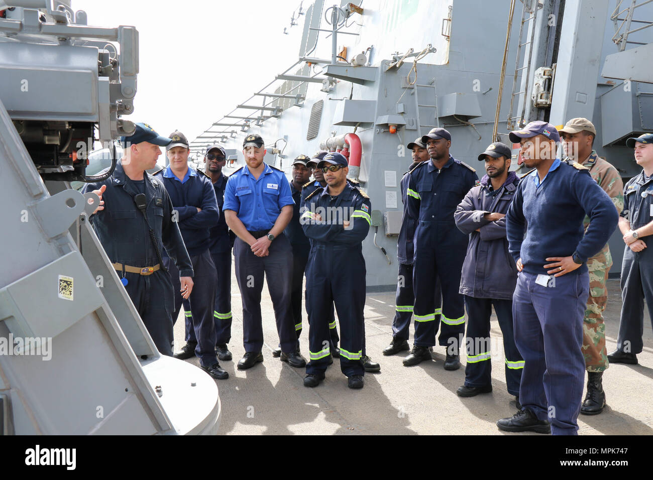 170322-N-N 0901-002 Rota, Spanien (22. März 2017) Leutnant Christian Seymour, Links, der Operations Officer an Bord der Arleigh-Burke-Klasse Lenkwaffen-zerstörer USS Ross (DDG71), zeigt die Südafrikanischen Matrosen auf Die SAS AMATOLA (F 145) der neu installierten Mark 38 25 mm Maschinengewehr System zugewiesen. Ross ist Vorwärts - Rota, Spanien bereitgestellt Durchführung naval Operations in den USA 6 Flotte Bereich der Maßnahmen zur Unterstützung der US-amerikanischen nationalen Sicherheitsinteressen in Europa und Afrika. (U.S. Marine Foto: Fachkraft für Lagerlogistik 2. Klasse Melissa De La Pena / freigegeben) Stockfoto