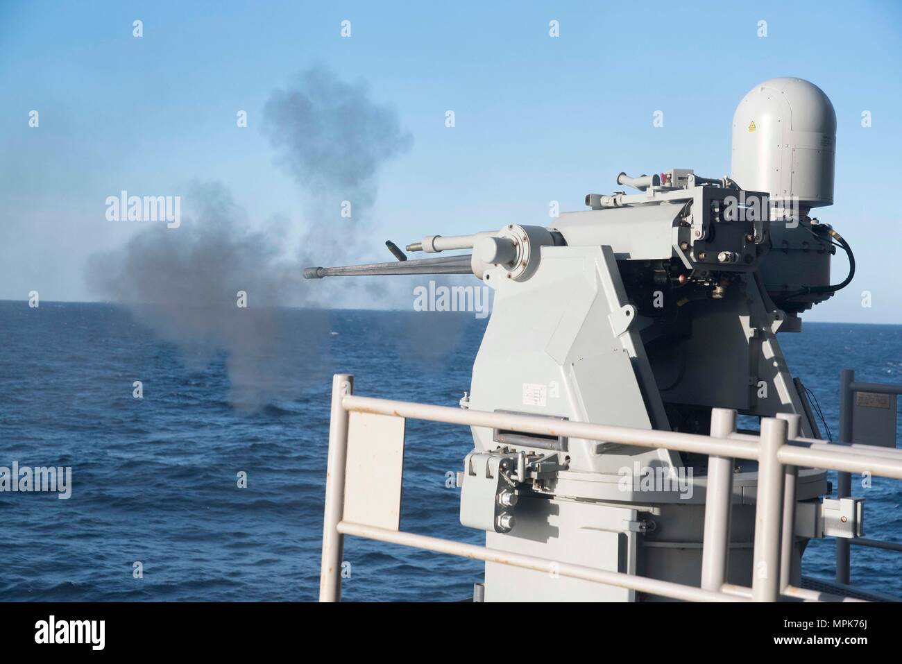 170323-N-WH 681-136 ATLANTIK (21. März 2017) Die Amphibious Assault ship USS Kearsarge (LHD 3) Brände eine Markierung 38 25mm machine gun System während einer Live-fire Übung. Kearsarge Routine an Bord Unterwegs ist die Durchführung von Zertifizierungen. (U.S. Marine Foto von Mass Communication Specialist Seaman Kaitlyn E. Eads/Freigegeben) Stockfoto