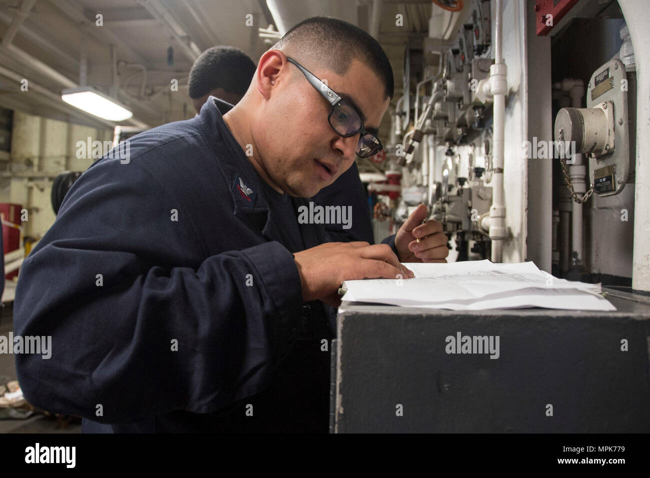 170321-N-XT 039-209 philippinischen Meer (21. März 2017) Fachkraft für Lagerlogistik 2. Klasse Paul Ruiz-Esparza, aus San Jose, Calif., Konten die Versorgung unter Perspektive Arbeitsplätze im Hangar Bucht von Amphibisches Schiff USS BONHOMME RICHARD (LHD 6) verteilen. Bonhomme Richard, dem Flaggschiff der Bonhomme Richard Expeditionary Strike Group, mit Eingeschifft 31 Marine Expeditionary Unit (MEU) ist auf einer Routinepatrouille in der Indo-Asia - Pazifik Region warfighting Bereitschaft und Haltung als ready-Response Force für jede Art der Kontingenz zu verbessern. (U.S. Marine Foto von Masse Communi Stockfoto