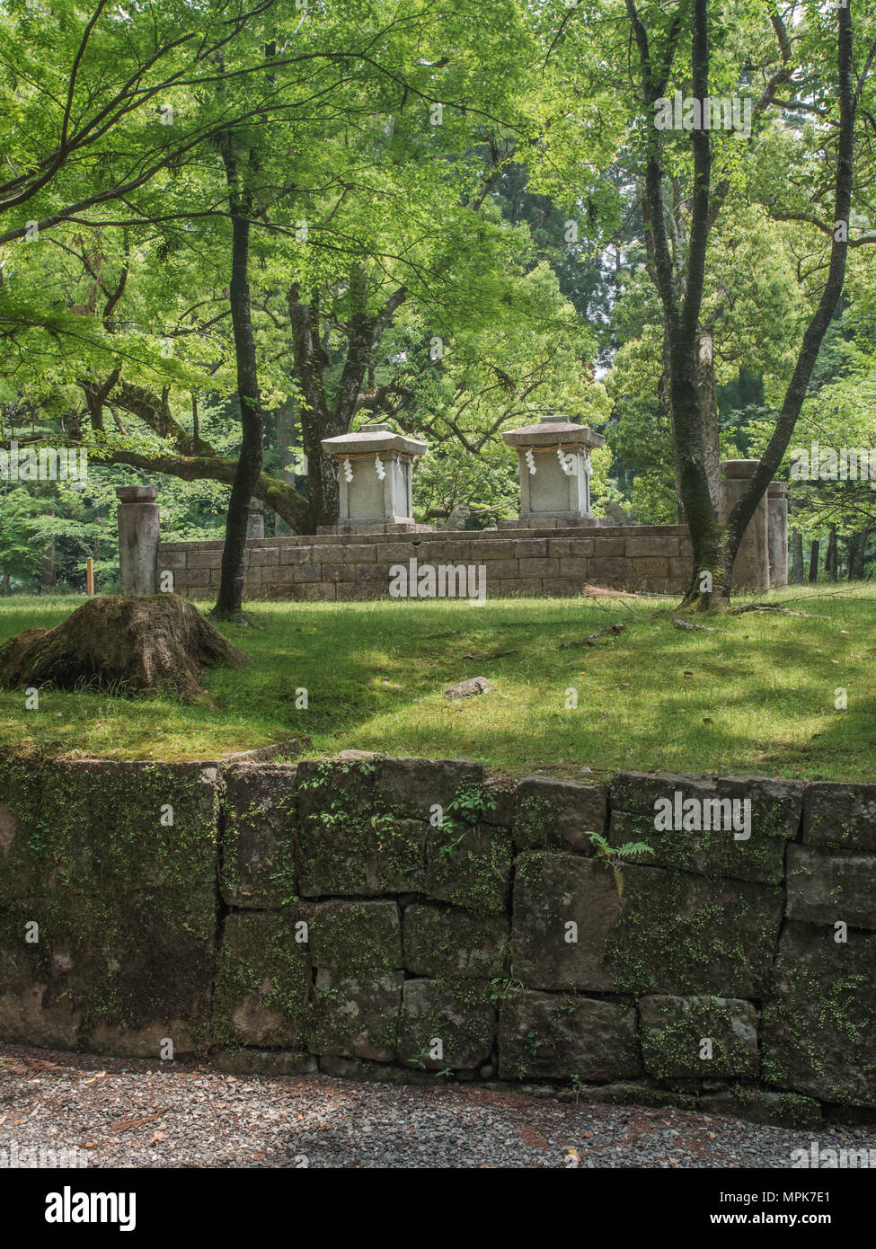 Kleiner Stein Schrein und Foundation Plattform an Oyunohara ursprünglichen Speicherort von kumano Hongu Taisha, Weltkulturerbe Schrein, Wakayama, Japan Stockfoto