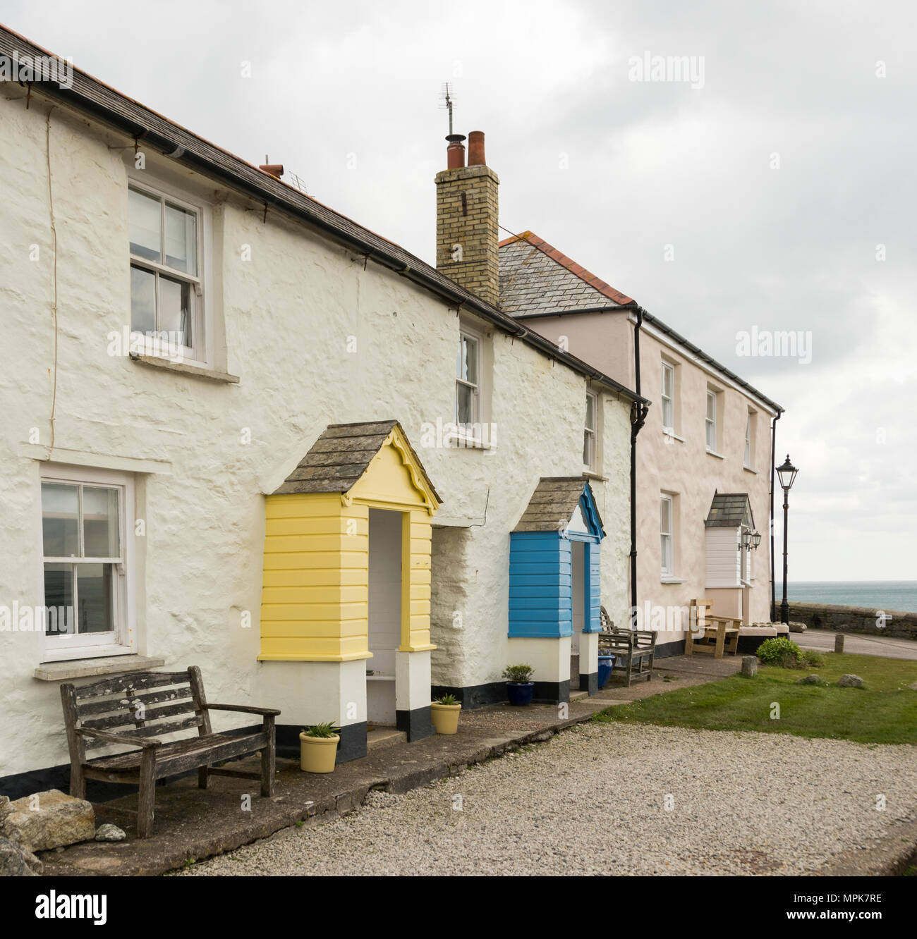 Cottages mit Blick auf den Hafen im historischen Hafen von Charlestown in Cornwall. Stockfoto