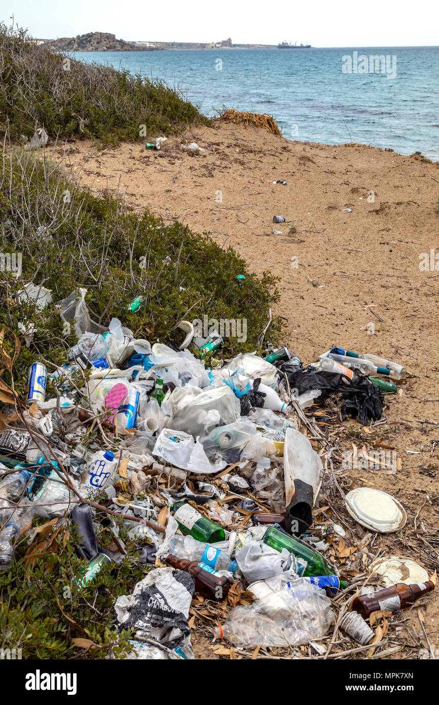 Verschmutzung durch Müll entleert auf einem Strand in Zypern. Stockfoto