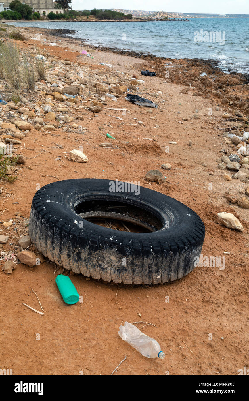 Verschmutzung durch Müll entleert auf einem Strand in Zypern Stockfoto