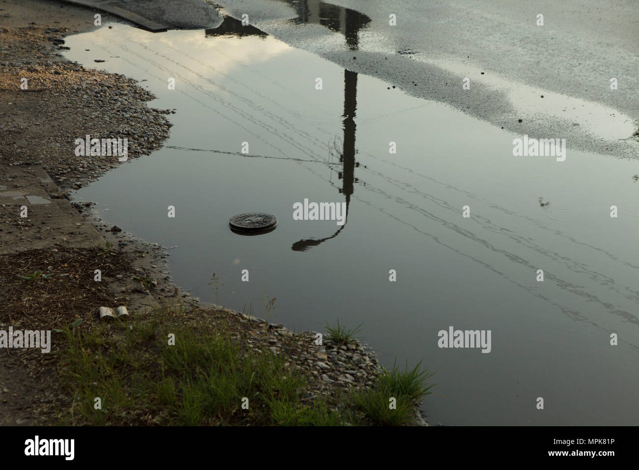 Straße Pfütze in einem kleinen Dorf im Osten von Europa Stockfoto