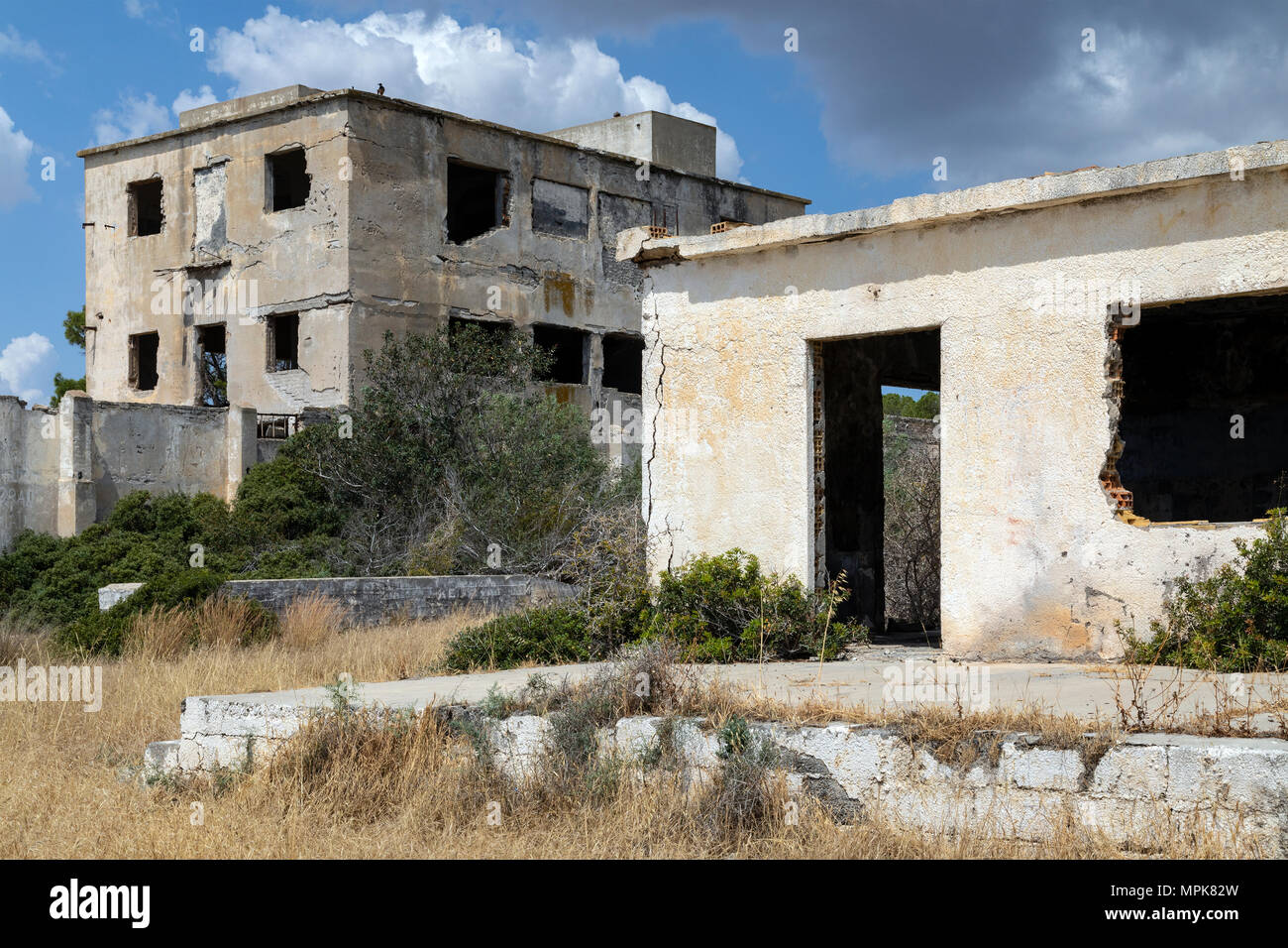 Verlassene Gebäude in Famagusta, Zypern. Während der türkischen Invasion auf Zypern 1974, seine Bewohner flohen, wenn es unter Türkischer Kontrolle kam, Stockfoto