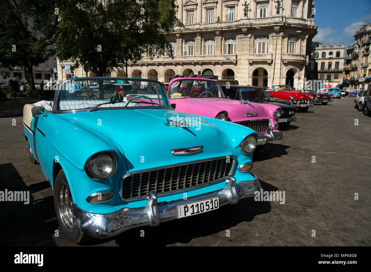 Restaurierten alten 1950er US Cars links über nach der Revolution warten Touristen um Havanna zu Fähre Stockfoto