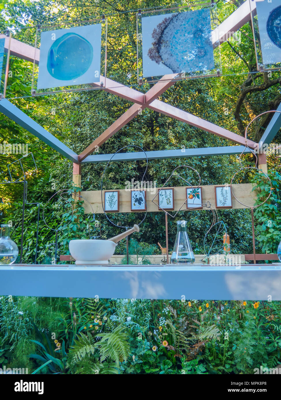 RHS Chelsea Flower Show 2017. Ein wunderschönes Kunsthandwerk Gärten Display für die Show. Stockfoto