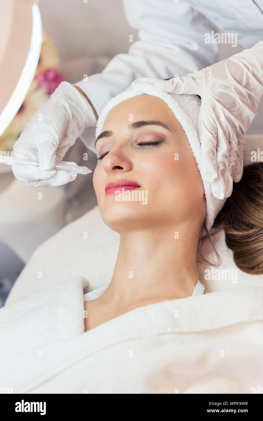 Schöne Frau Entspannung während nicht-invasive Gesichtsbehandlung Stockfoto