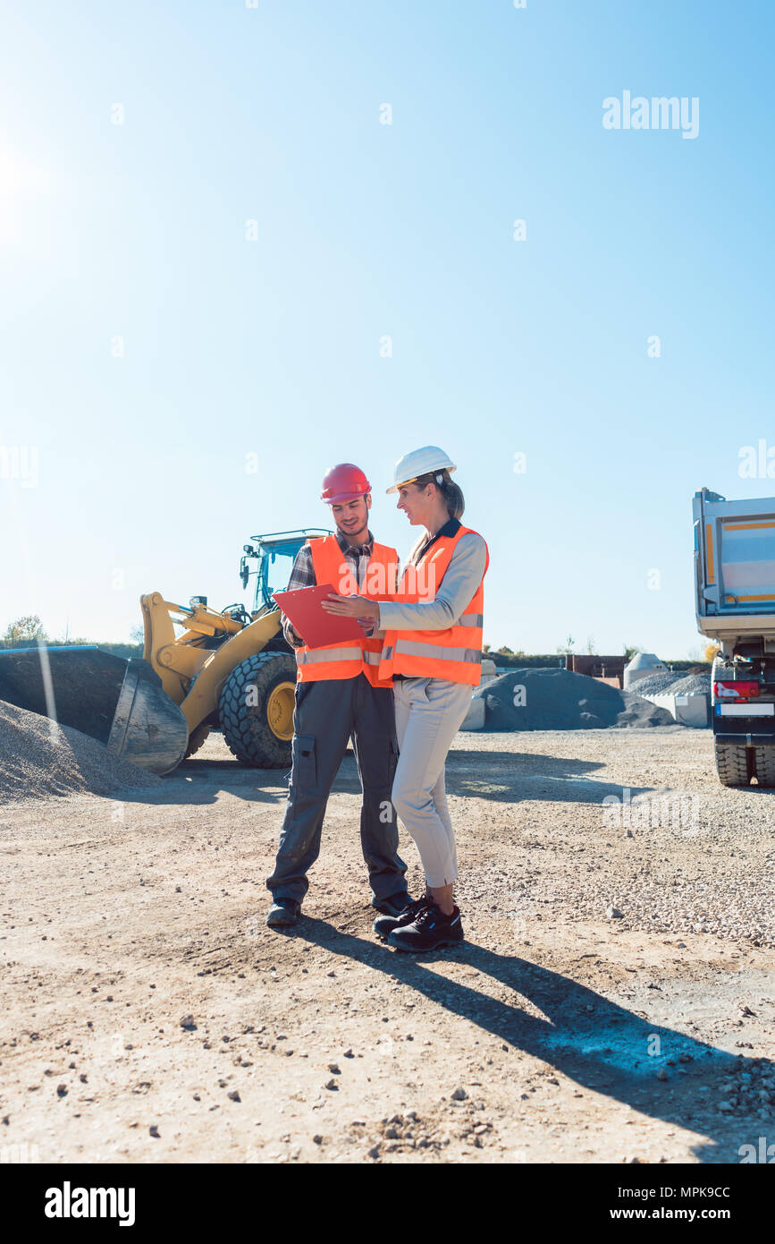 Arbeiter und Techniker an erdarbeiten Baustelle Planung Stockfoto
