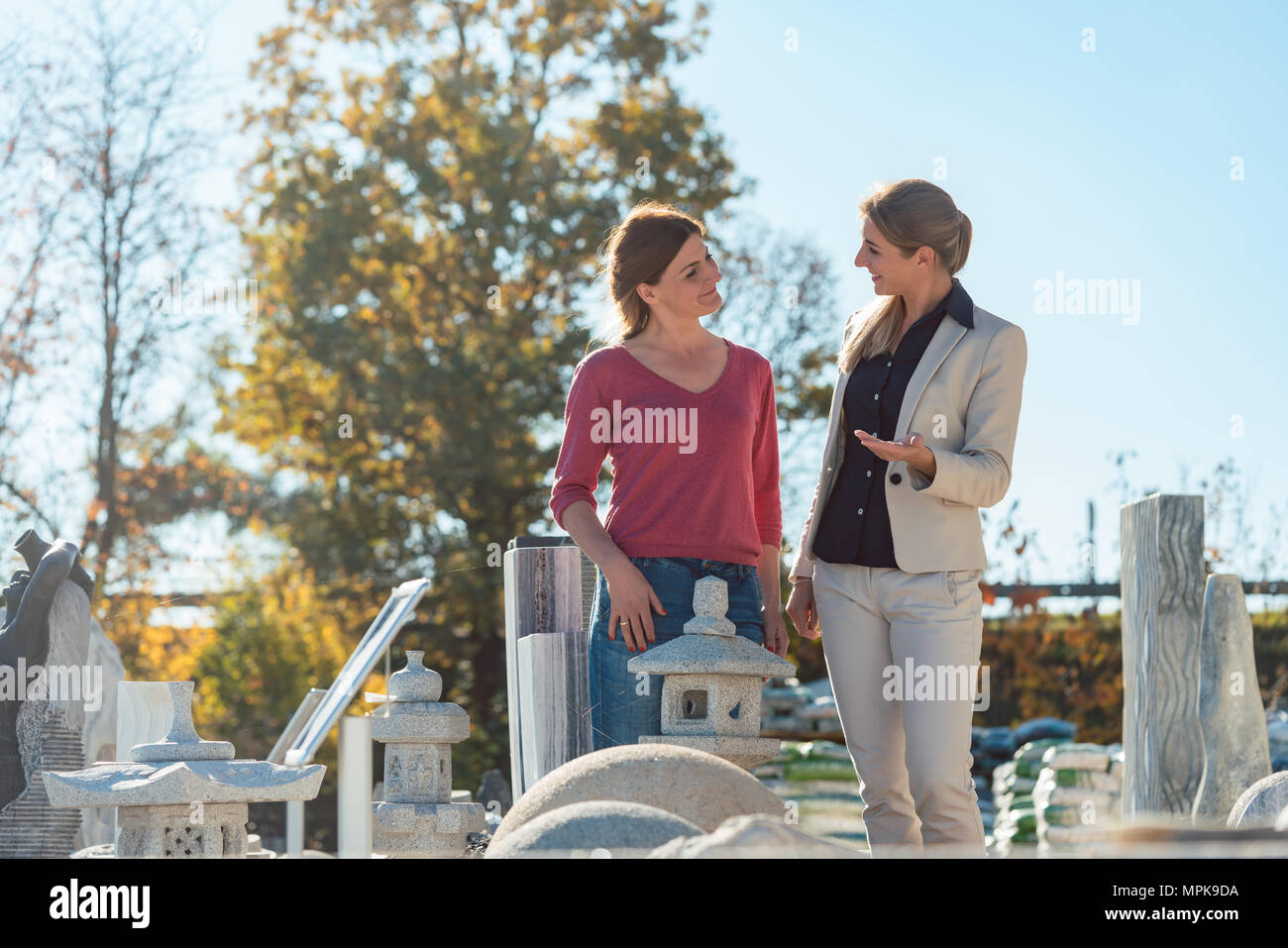 Zwei Frauen im Geschäft mit Naturstein Stockfoto