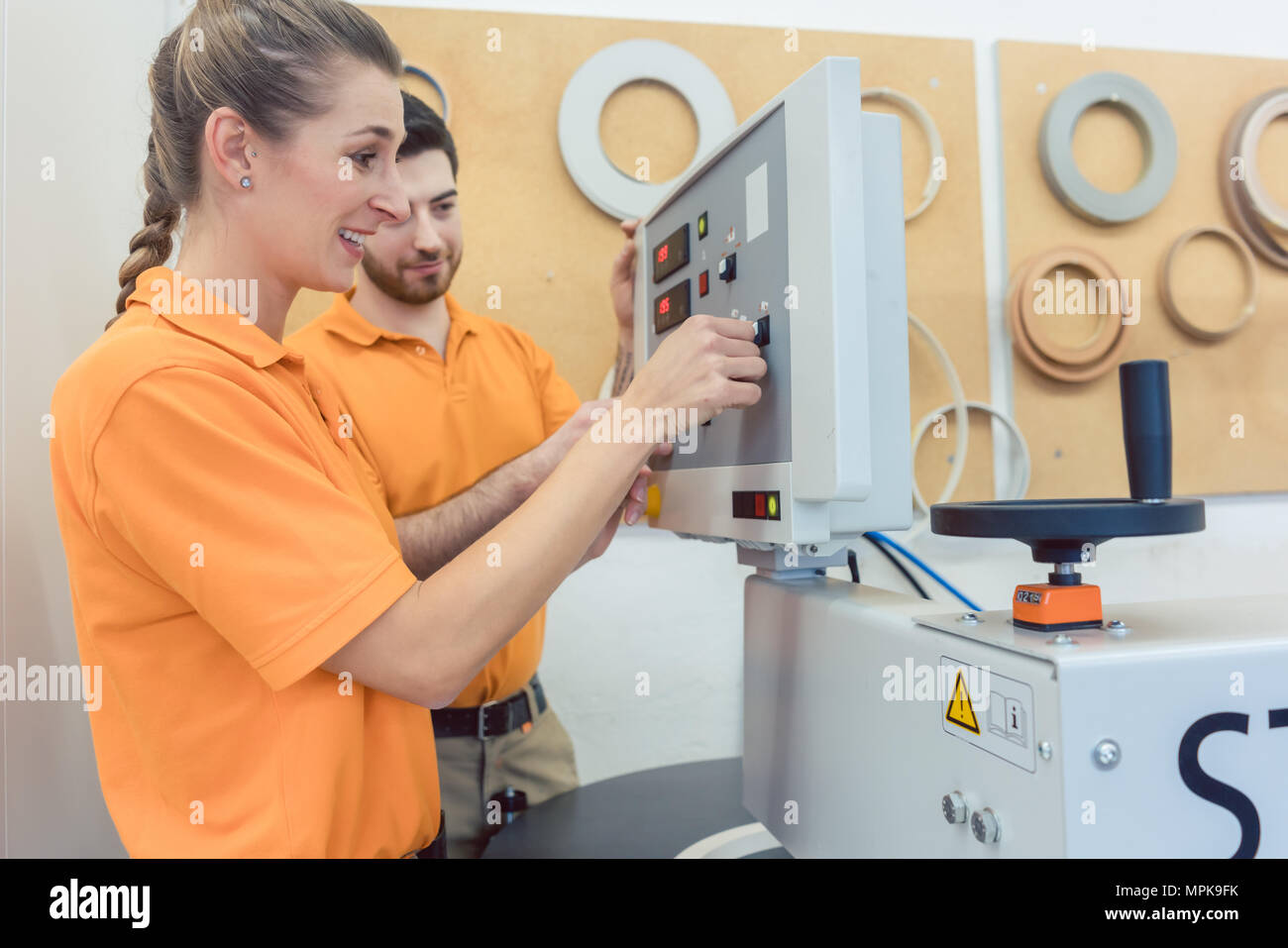 Team der Tischler Programmierung von CNC-Maschinen in der Werkstatt Stockfoto