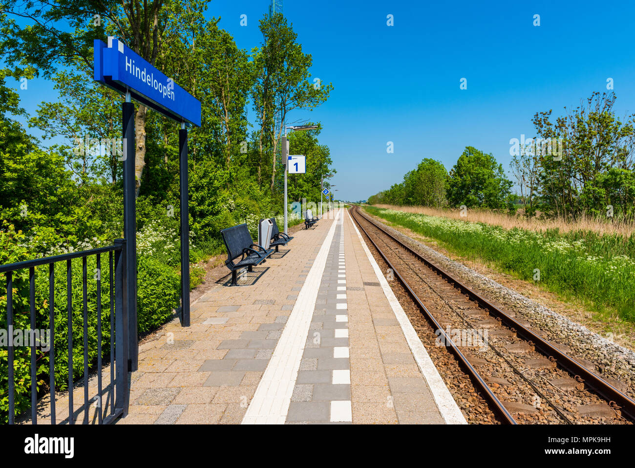 Kleine Bahnhof des Dorfes Warns, Friesland, Niederlande Frühling Stockfoto