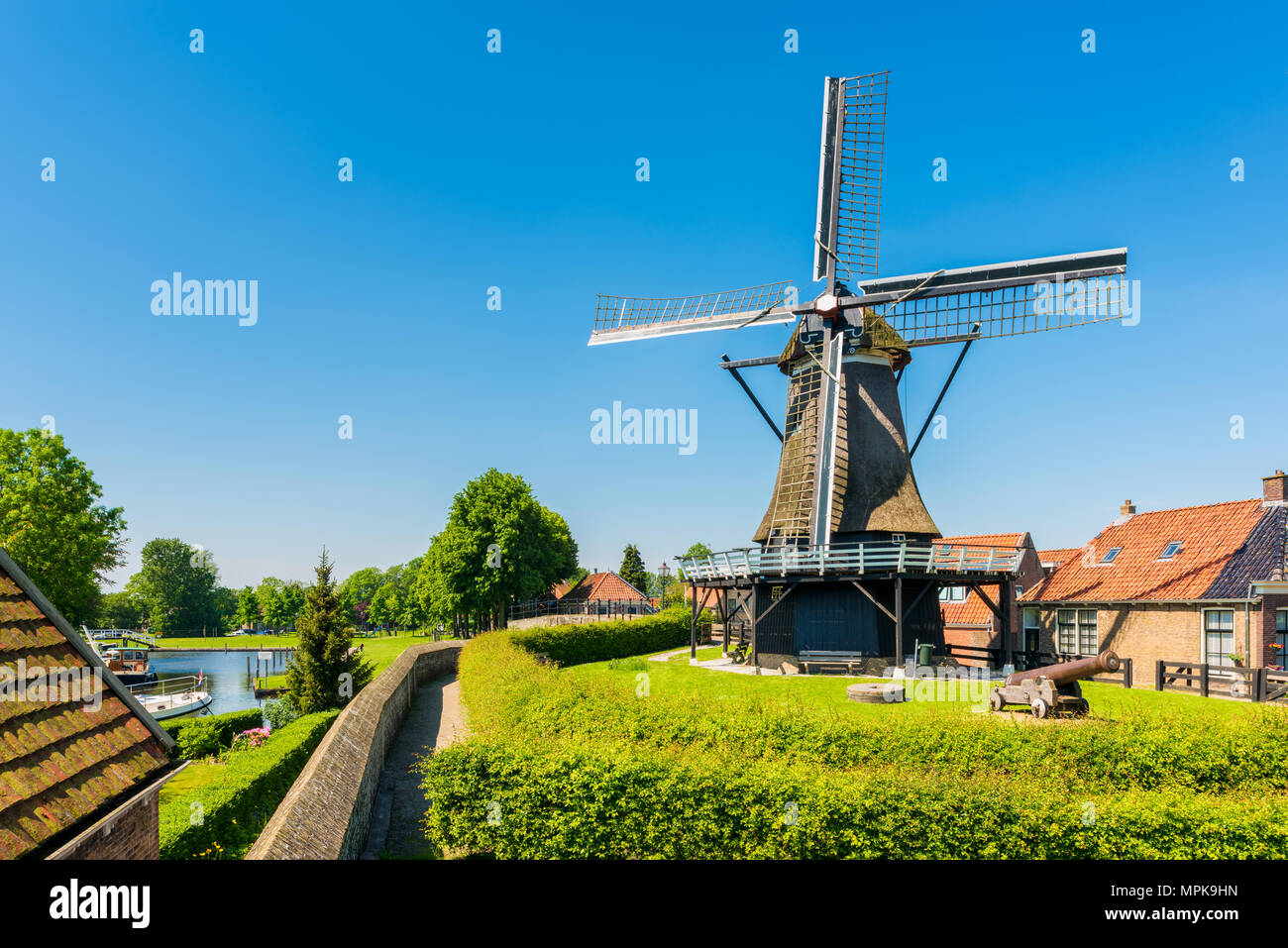 Mühle im Dorf von Sloten, Friesland, Niederlande Frühling Stockfoto