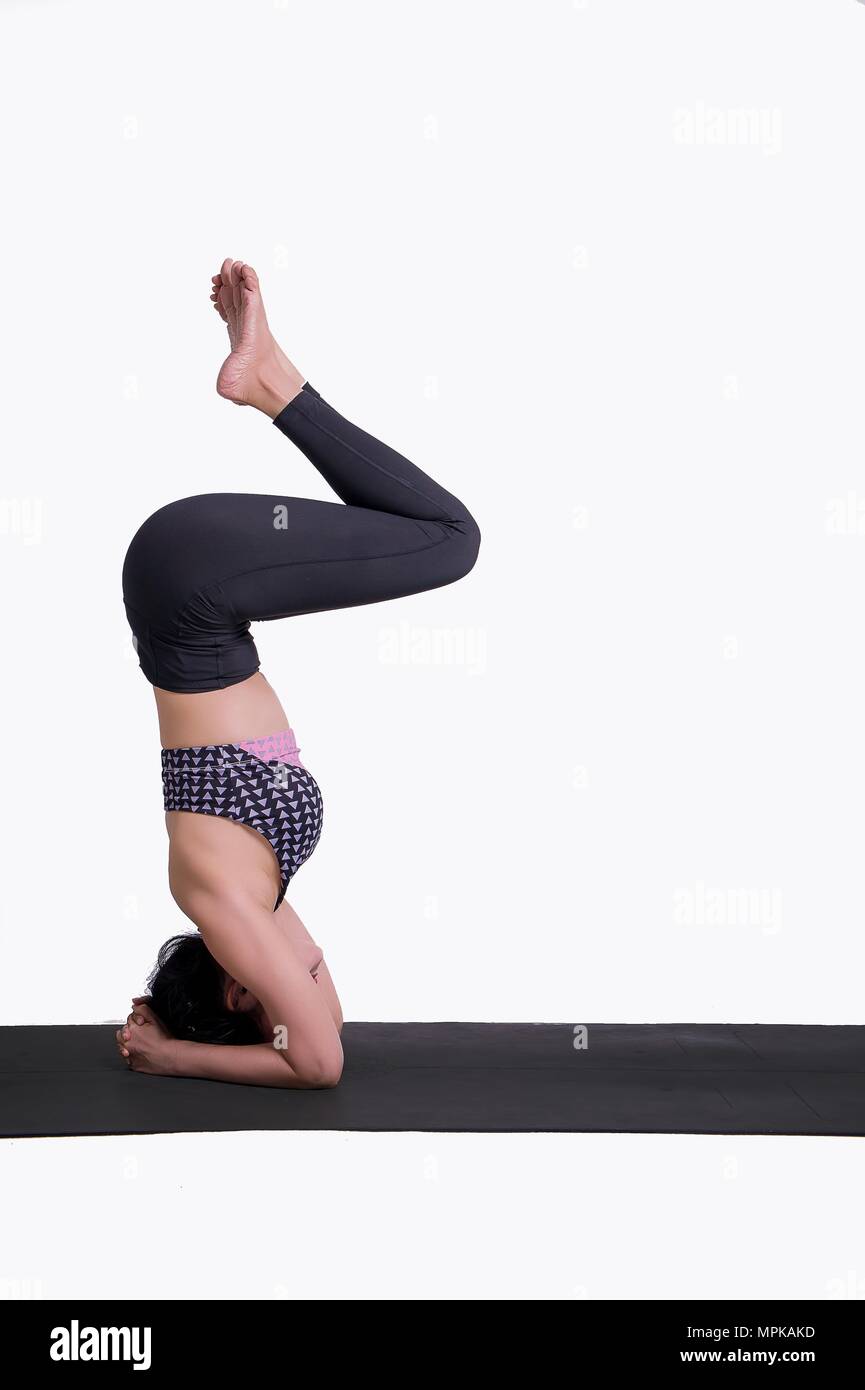 Yoga-stellungen Eine gesunde Konzentration und Form. Frau Yoga Praxis auf weißem Hintergrund Stockfoto