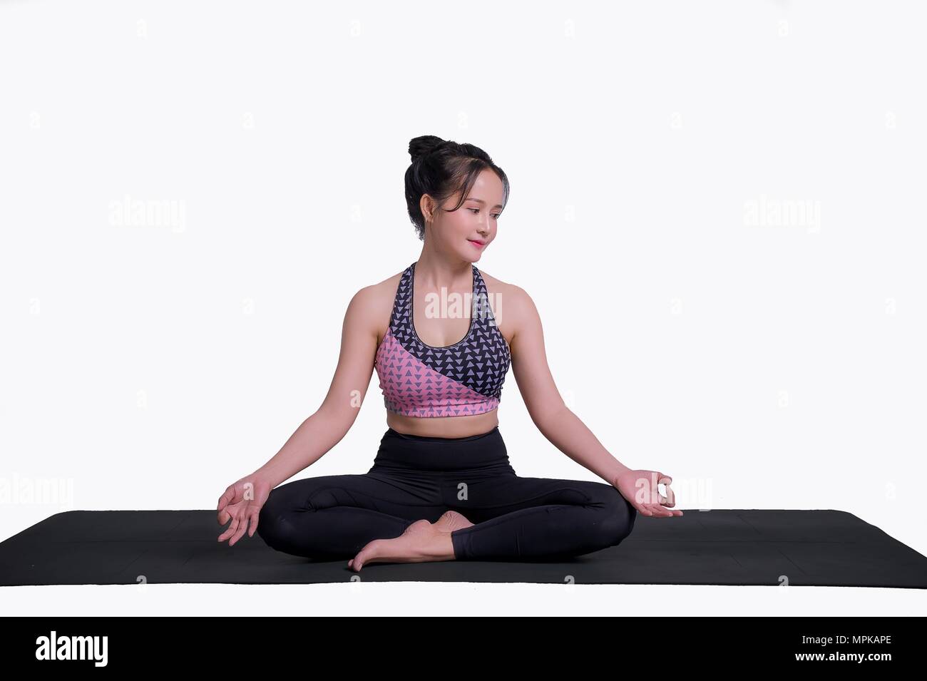 Yoga-stellungen Eine gesunde Konzentration und Form. Frau Yoga Praxis auf weißem Hintergrund Stockfoto