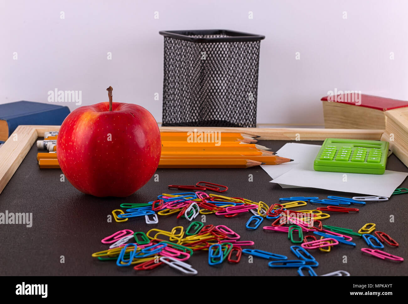 Draufsicht auf zurück zu Schule-Versorgungsmaterialien am Unterteil des gelöschten Tafel positioniert. Stockfoto