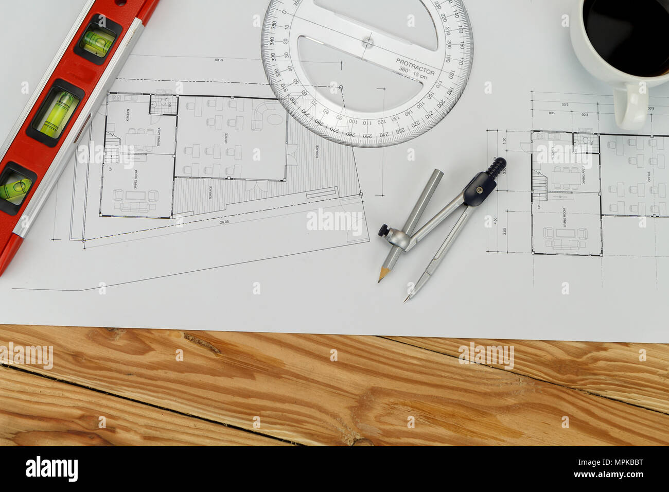 Blue Print- und Messwerkzeug auf Architect's Schreibtisch, architektonische Konzept Stockfoto