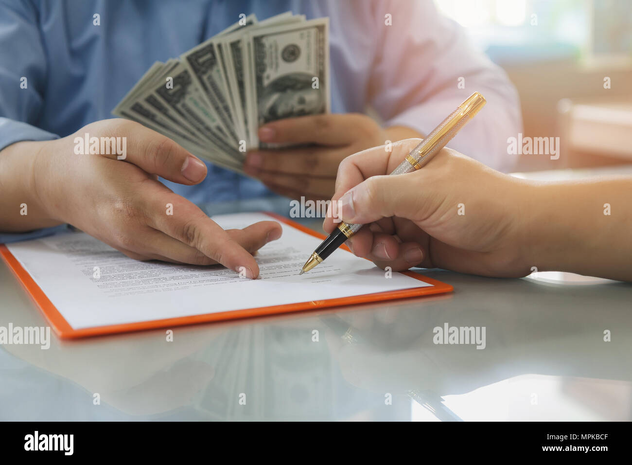 Mann mit Batch von Hundert-euro-Scheine. In der Nähe von Mann unterzeichnen Vertrag machen einen Deal, business Vertragsdaten. Stockfoto