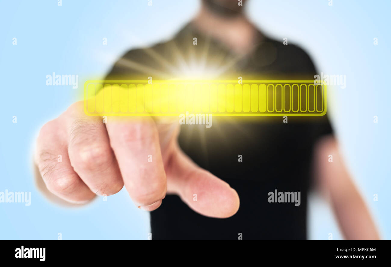 Man berühren gelb leuchtenden Fortschrittsbalken auf durchsichtige Touchscreen Stockfoto