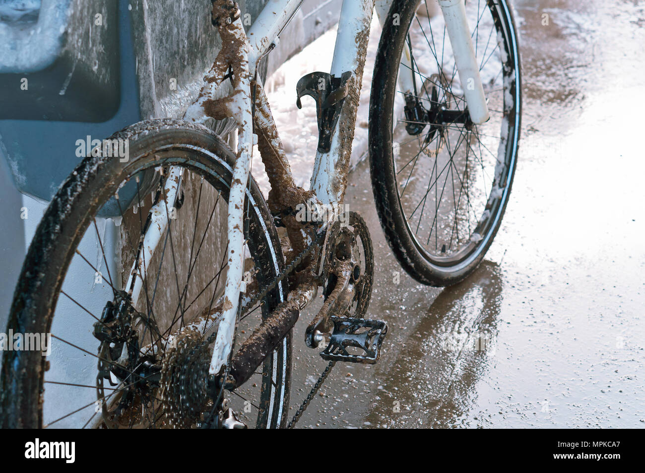 Weiß Bike ist verschmutzt mit Schmutz, schmutzigen weißen Fahrrad, Waschen, weiß Fahrrad von Schmutz Stockfoto