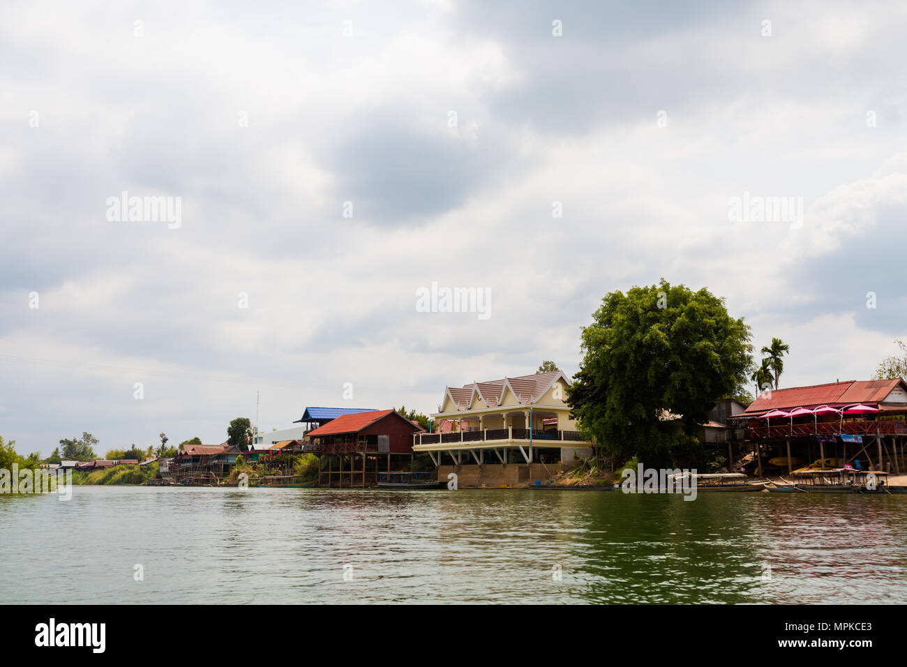 Port auf Don Det Insel im Süden von Laos. Landschaft der Natur auf vier zu Tausenden Inseln Si Phan Don am Mekong Fluss in Südostasien während Summe Stockfoto