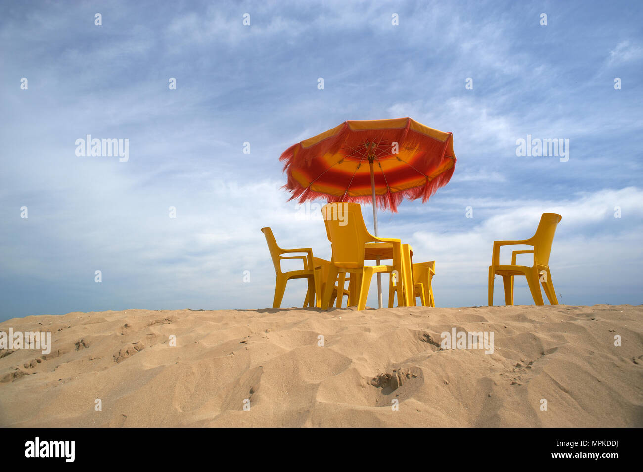 Cesenatico (FC), un ombrellone con sedie sulla Spiaggia Stockfoto