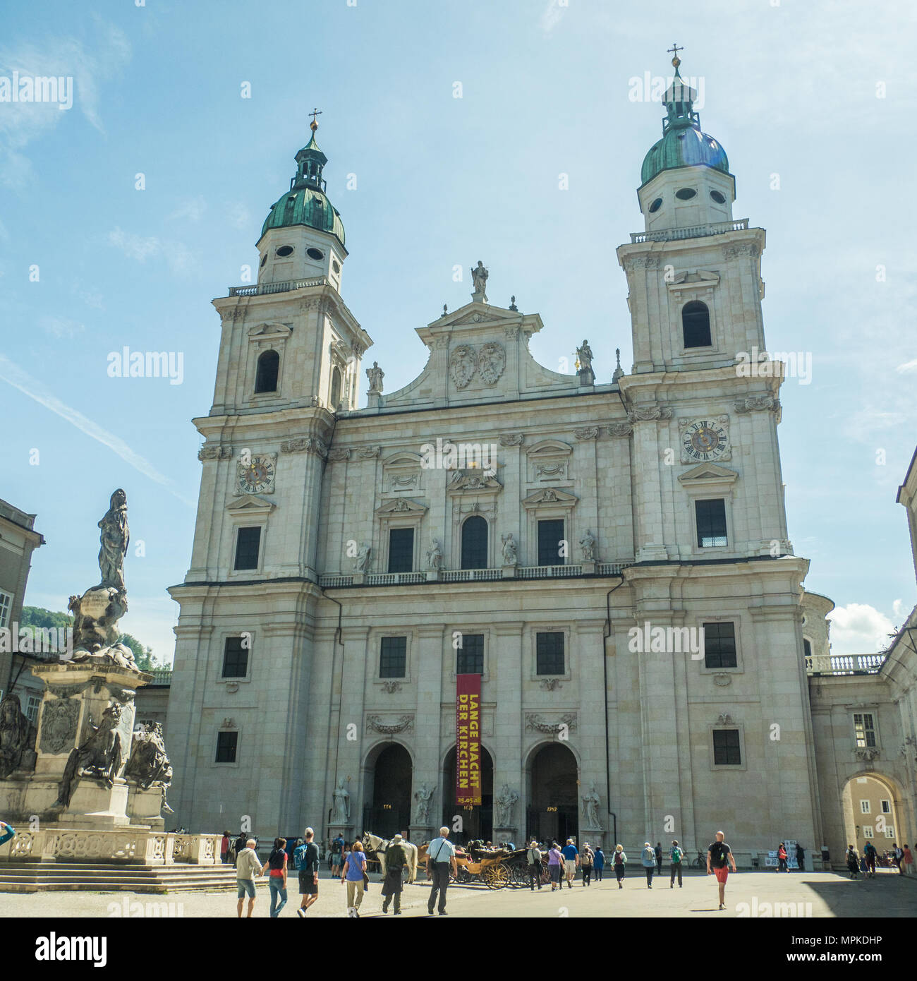 Salzburgs barocke Kathedrale ab Domplatz, Österreich gesehen. Stockfoto