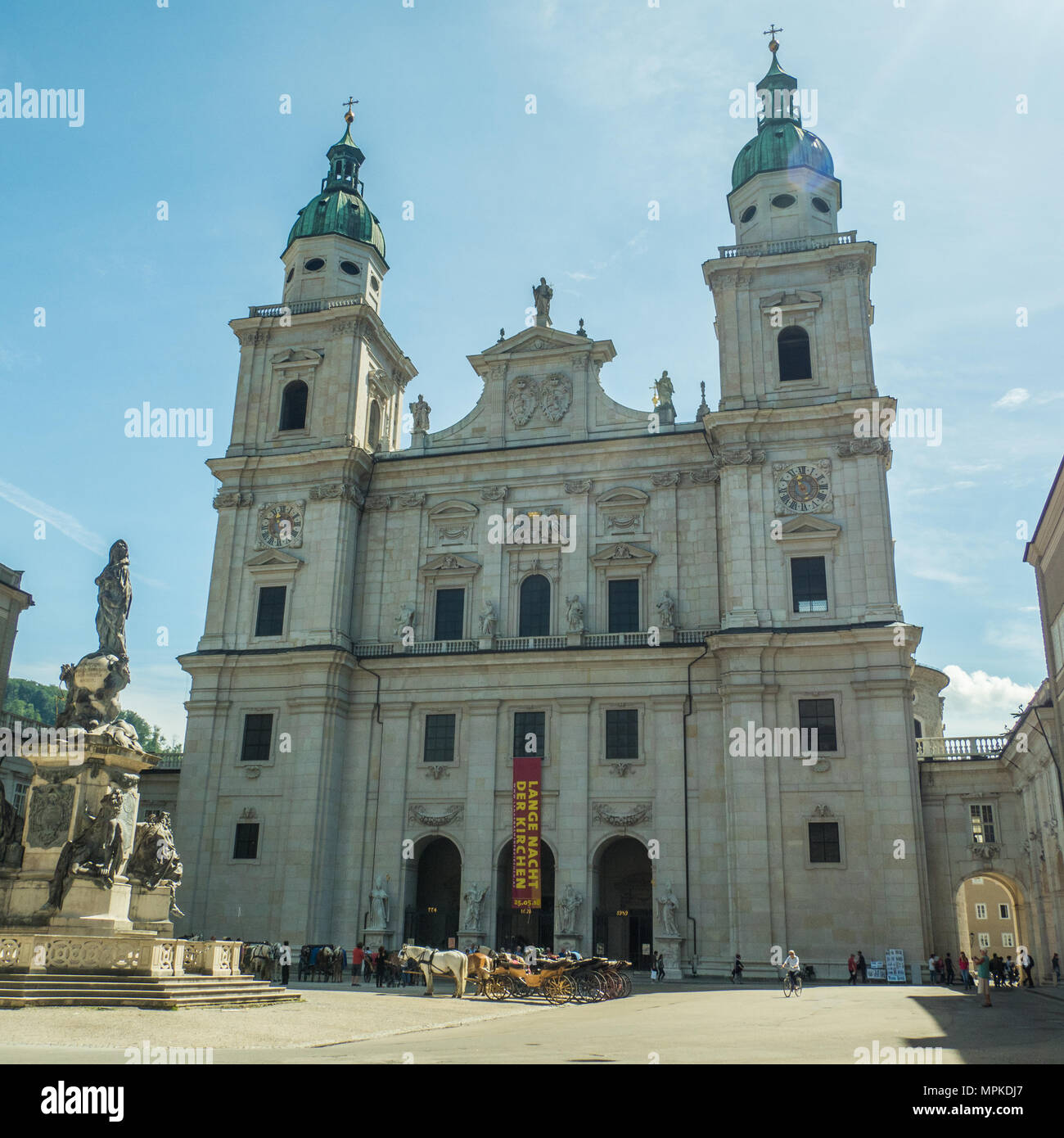 Salzburgs barocke Kathedrale ab Domplatz, Österreich gesehen. Stockfoto