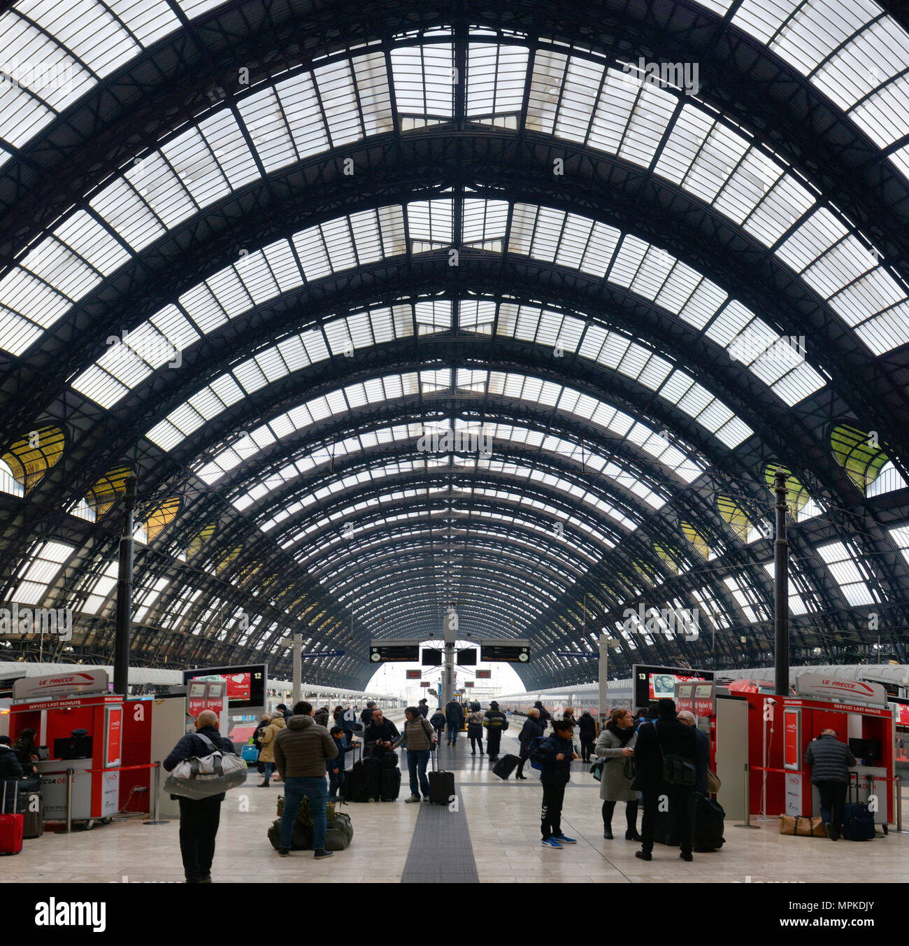 Mailand, Italien - 13. FEBRUAR 2016: Mailänder Hauptbahnhof/MAILAND, ITALIEN - 13. Februar 2016 Stockfoto