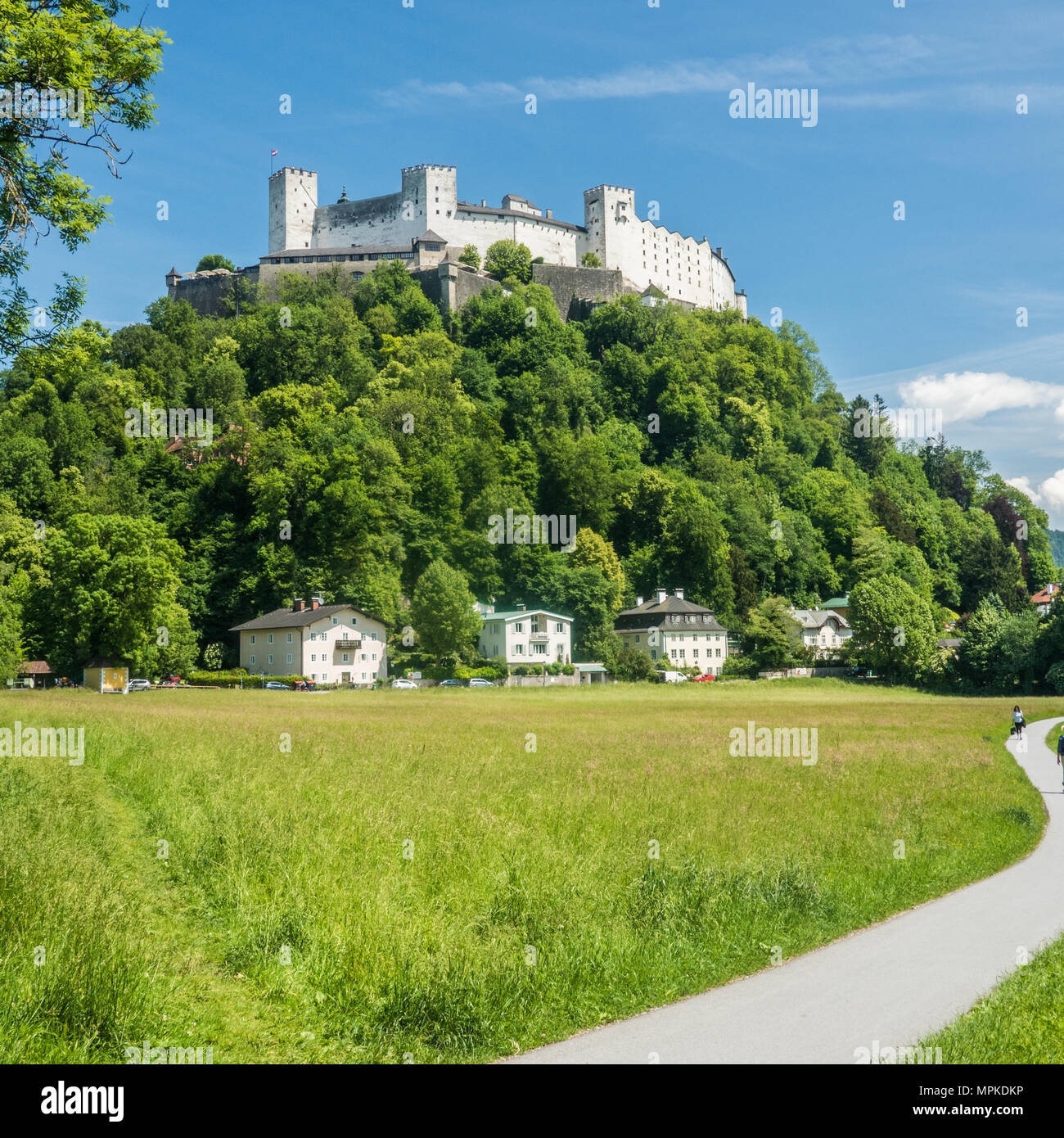 Mittelalterliche Festung Hohensalzburg sitzt auf Festungsberg Hügel in der Stadt Salzburg, Österreich. Stockfoto