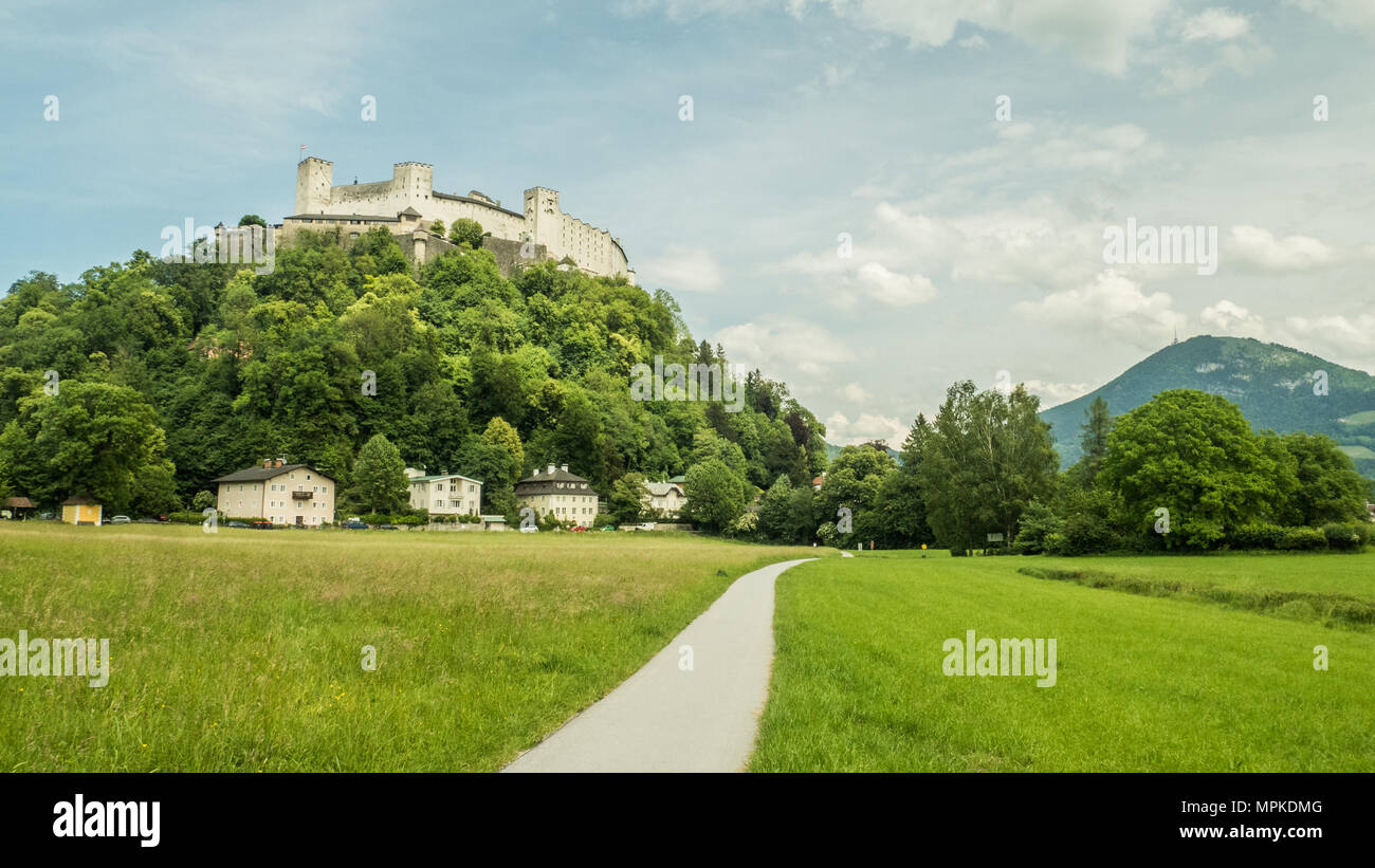 Mittelalterliche Festung Hohensalzburg sitzt auf Festungsberg Hügel in der Stadt Salzburg, Österreich. Stockfoto