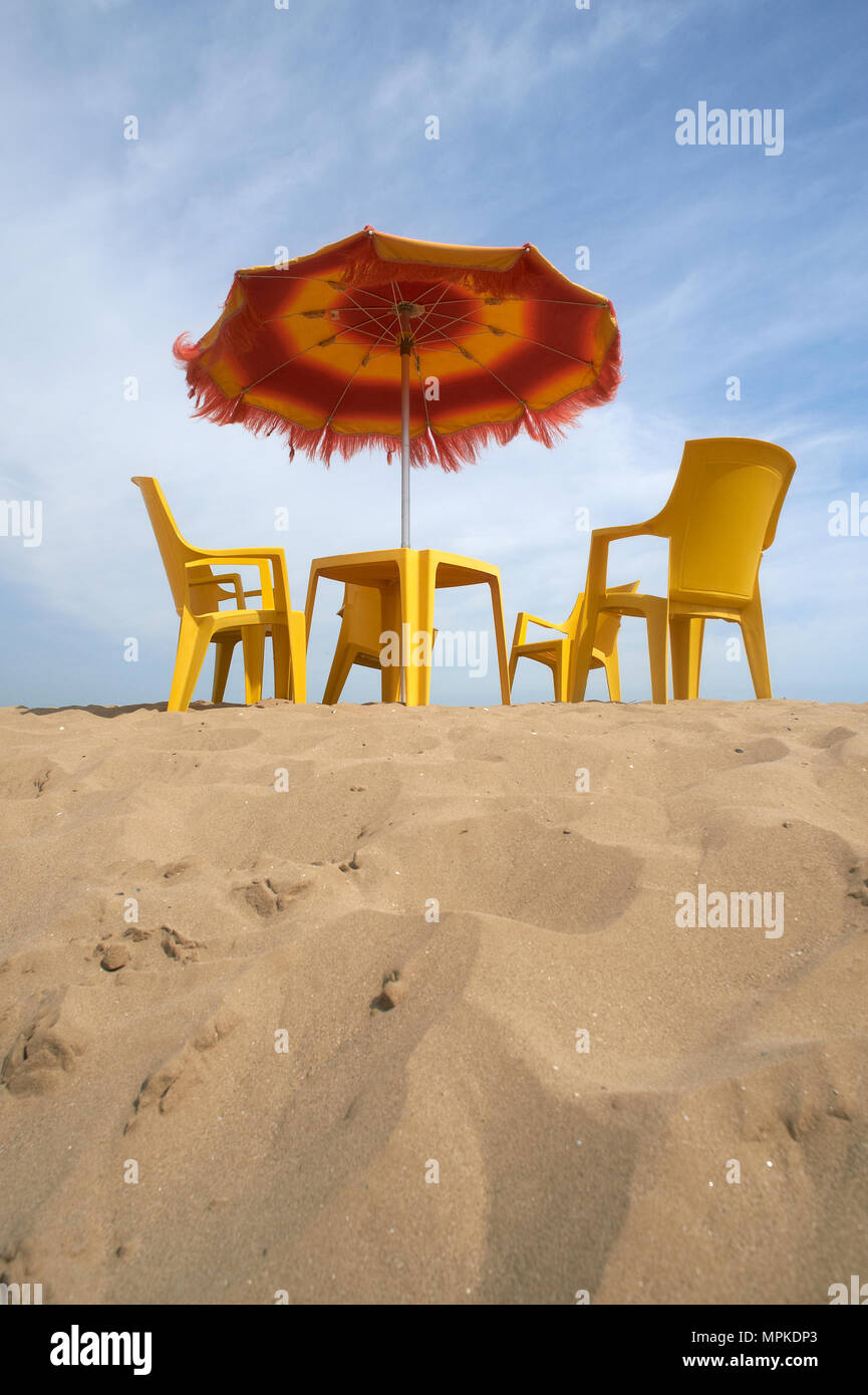 Cesenatico (FC), un ombrellone con sedie sulla Spiaggia Stockfoto