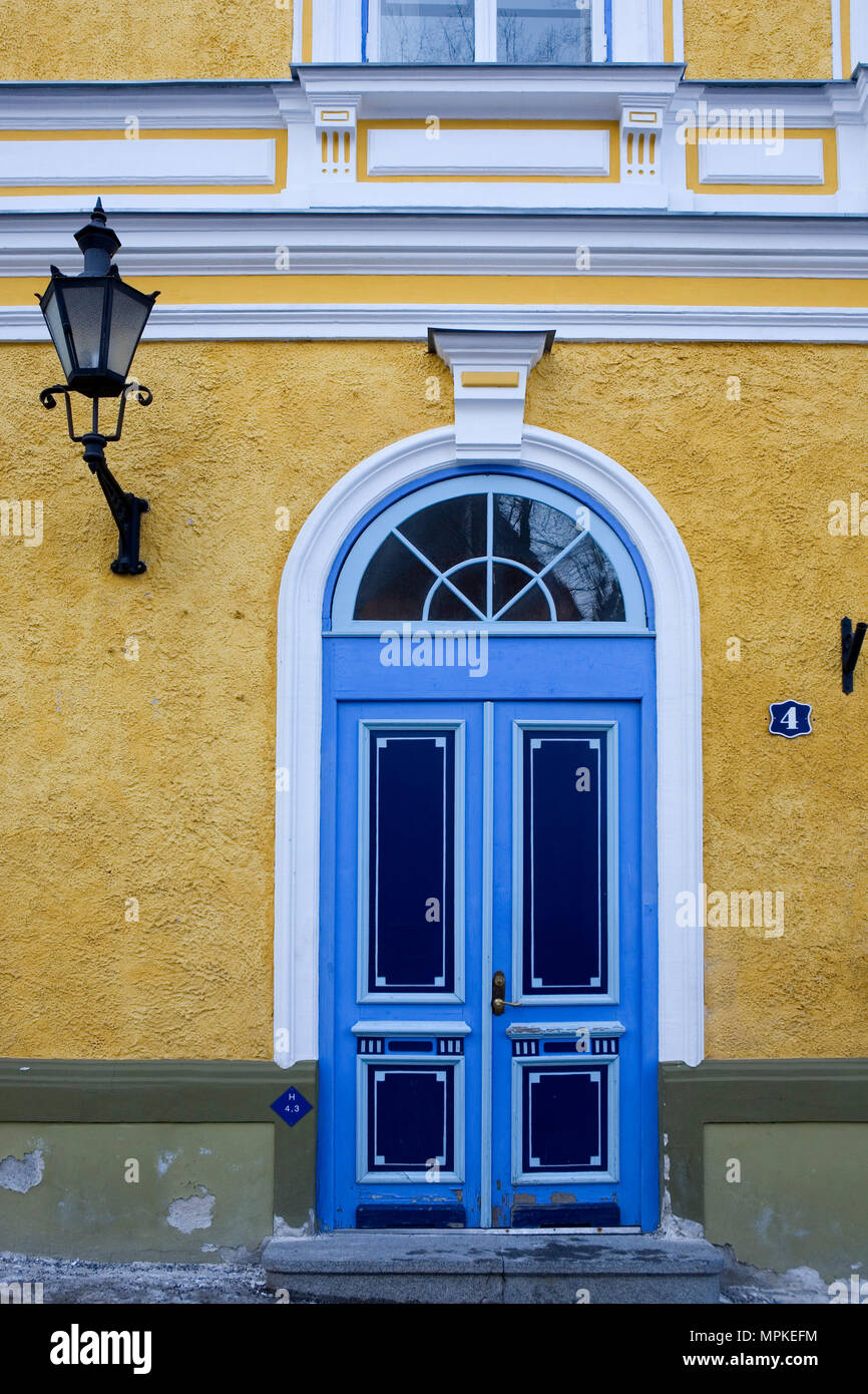 Geschmackvoll bemalten Tür, Niguliste 4, Tallin, Estland Stockfoto